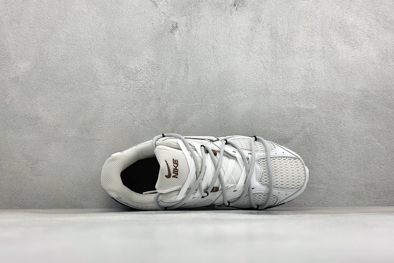 Nike V5 RNR 复古做旧 解构绑带 舒适百搭防滑耐磨 低帮跑步鞋 舒适有型适合日常穿着 该鞋款延续千禧年经典设计 Nike V5 RNR 复古做旧 解构绑带 舒适百搭防滑耐磨 低帮跑步鞋 舒适有型适合日常穿着 该鞋款延续千禧年经典设计