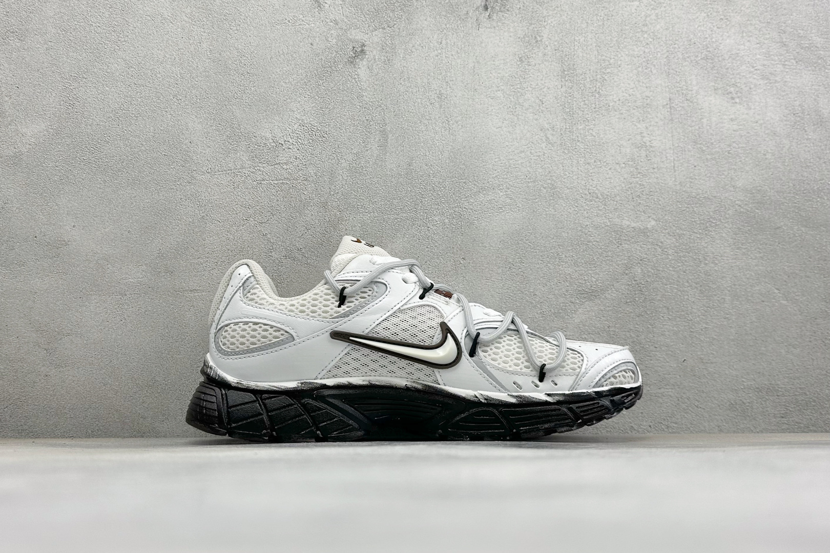 Nike V5 RNR 复古做旧 解构绑带 舒适百搭防滑耐磨 低帮跑步鞋 舒适有型适合日常穿着 该鞋款延续千禧年经典设计 Nike V5 RNR 复古做旧 解构绑带 舒适百搭防滑耐磨 低帮跑步鞋 舒适有型适合日常穿着 该鞋款延续千禧年经典设计