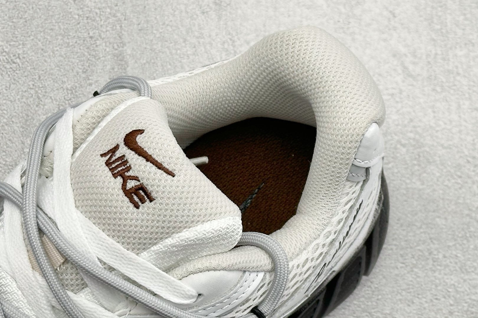 Nike V5 RNR 复古做旧 解构绑带 舒适百搭防滑耐磨 低帮跑步鞋 舒适有型适合日常穿着 该鞋款延续千禧年经典设计 Nike V5 RNR 复古做旧 解构绑带 舒适百搭防滑耐磨 低帮跑步鞋 舒适有型适合日常穿着 该鞋款延续千禧年经典设计