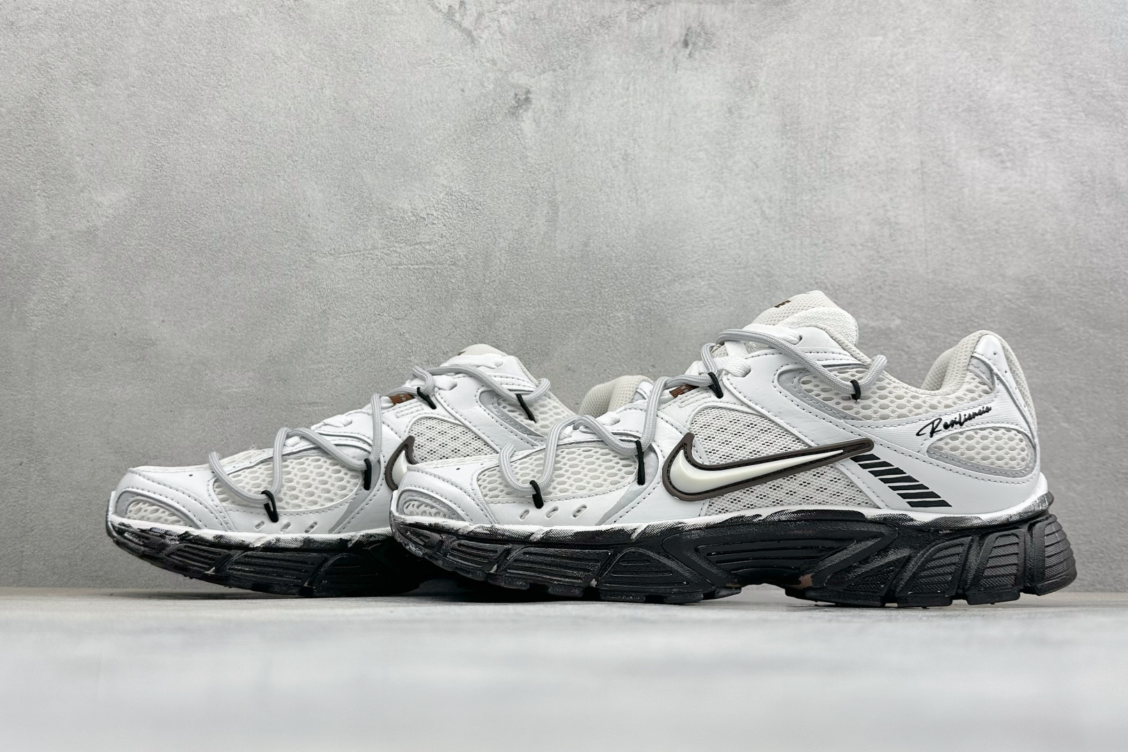 Nike V5 RNR 复古做旧 解构绑带 舒适百搭防滑耐磨 低帮跑步鞋 舒适有型适合日常穿着 该鞋款延续千禧年经典设计 Nike V5 RNR 复古做旧 解构绑带 舒适百搭防滑耐磨 低帮跑步鞋 舒适有型适合日常穿着 该鞋款延续千禧年经典设计