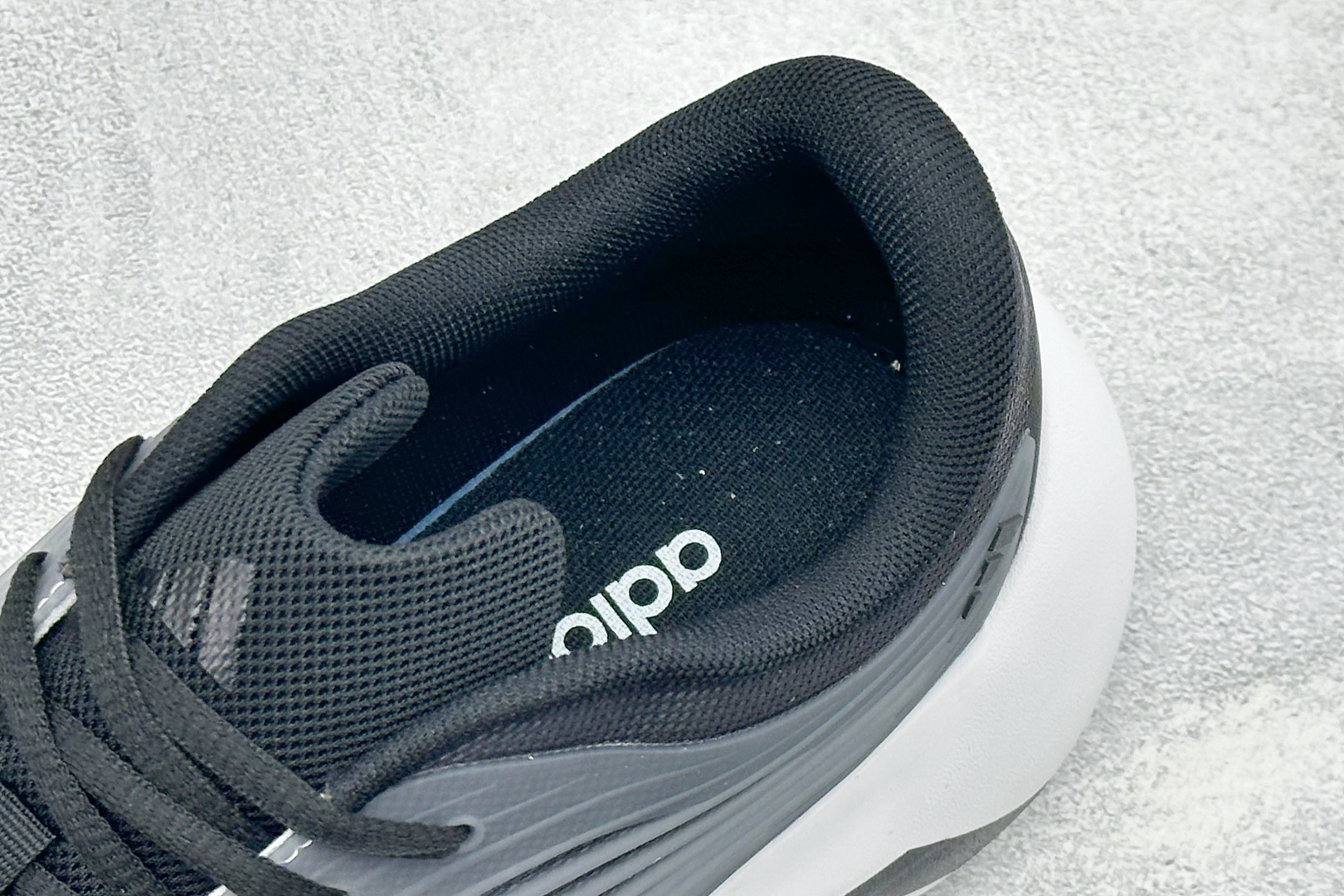 TF版ADIDAS 阿迪舒适百搭防滑耐磨 低帮休闲跑步鞋 中底配置方面搭载全掌Lightstrike Pro 鞋面采用透