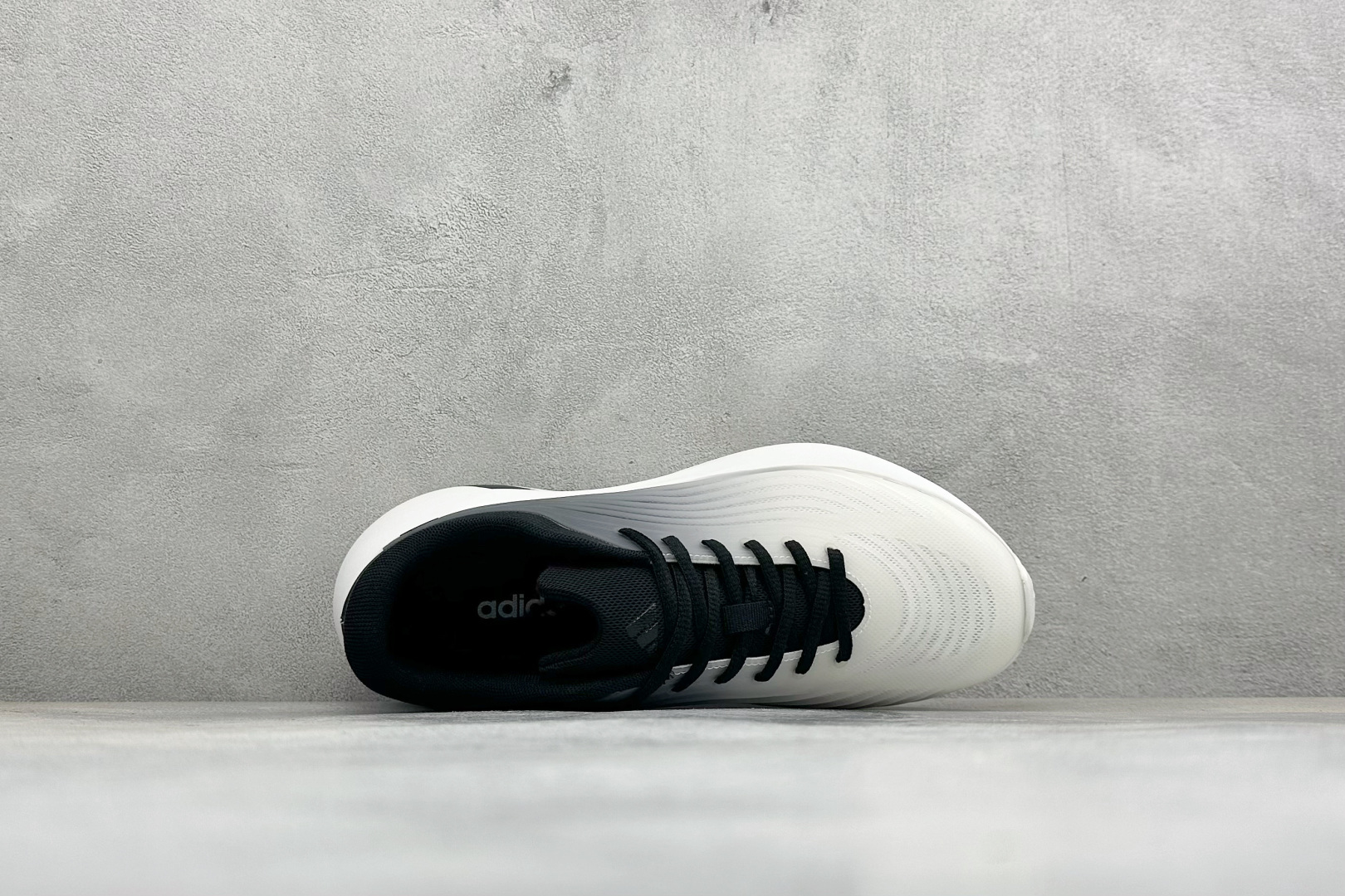 TF版ADIDAS 阿迪舒适百搭防滑耐磨 低帮休闲跑步鞋 中底配置方面搭载全掌Lightstrike Pro 鞋面采用透