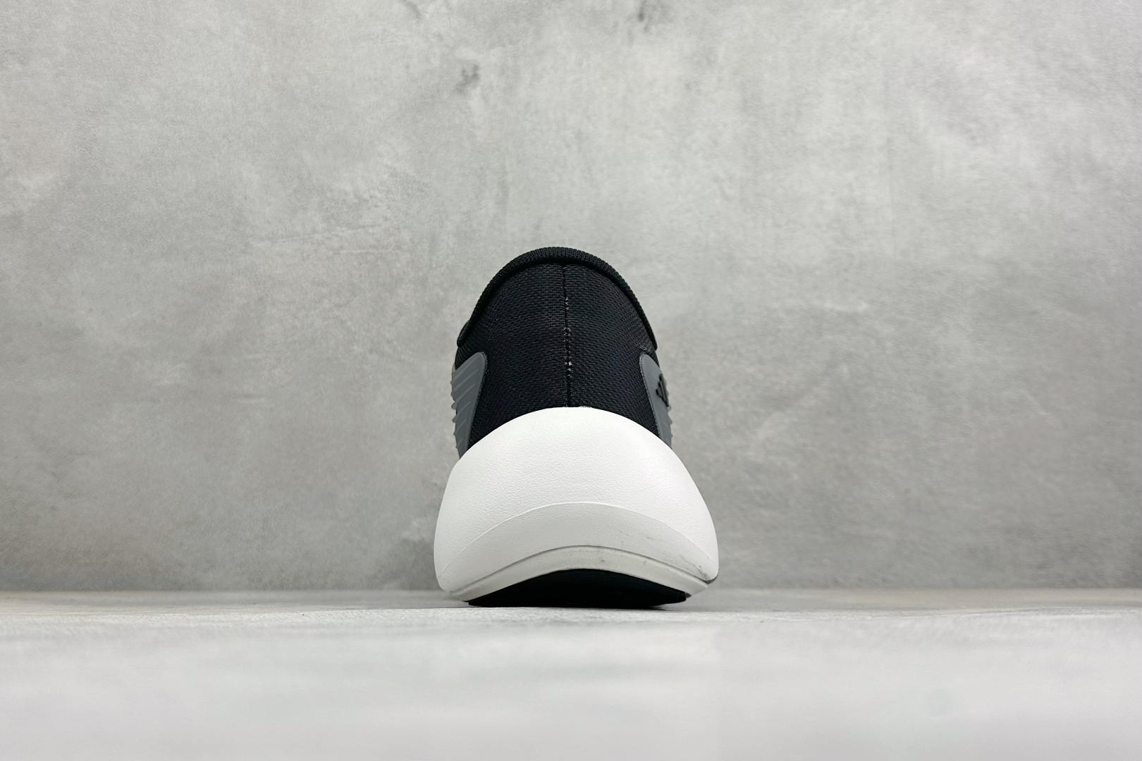 TF版ADIDAS 阿迪舒适百搭防滑耐磨 低帮休闲跑步鞋 中底配置方面搭载全掌Lightstrike Pro 鞋面采用透