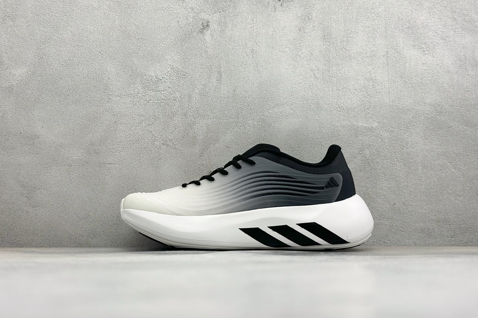 TF版ADIDAS 阿迪舒适百搭防滑耐磨 低帮休闲跑步鞋 中底配置方面搭载全掌Lightstrike Pro 鞋面采用透