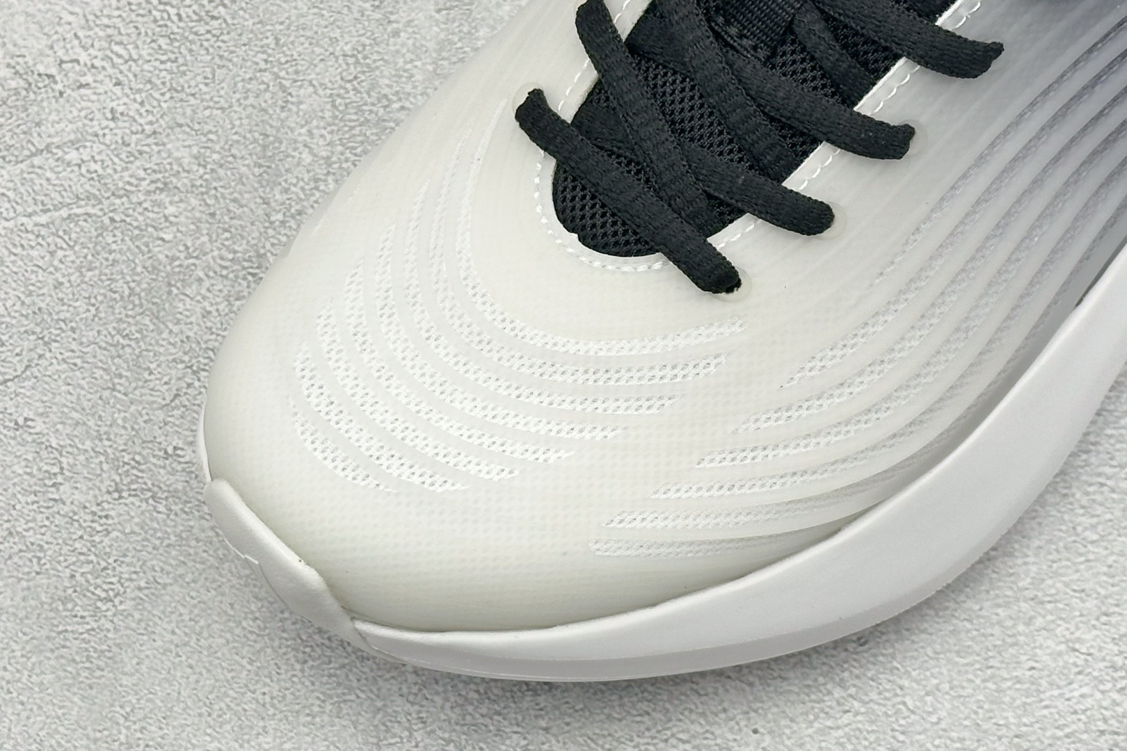 TF版ADIDAS 阿迪舒适百搭防滑耐磨 低帮休闲跑步鞋 中底配置方面搭载全掌Lightstrike Pro 鞋面采用透