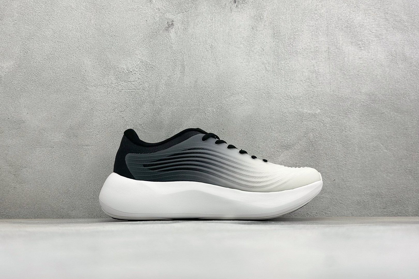 TF版ADIDAS 阿迪舒适百搭防滑耐磨 低帮休闲跑步鞋 中底配置方面搭载全掌Lightstrike Pro 鞋面采用透