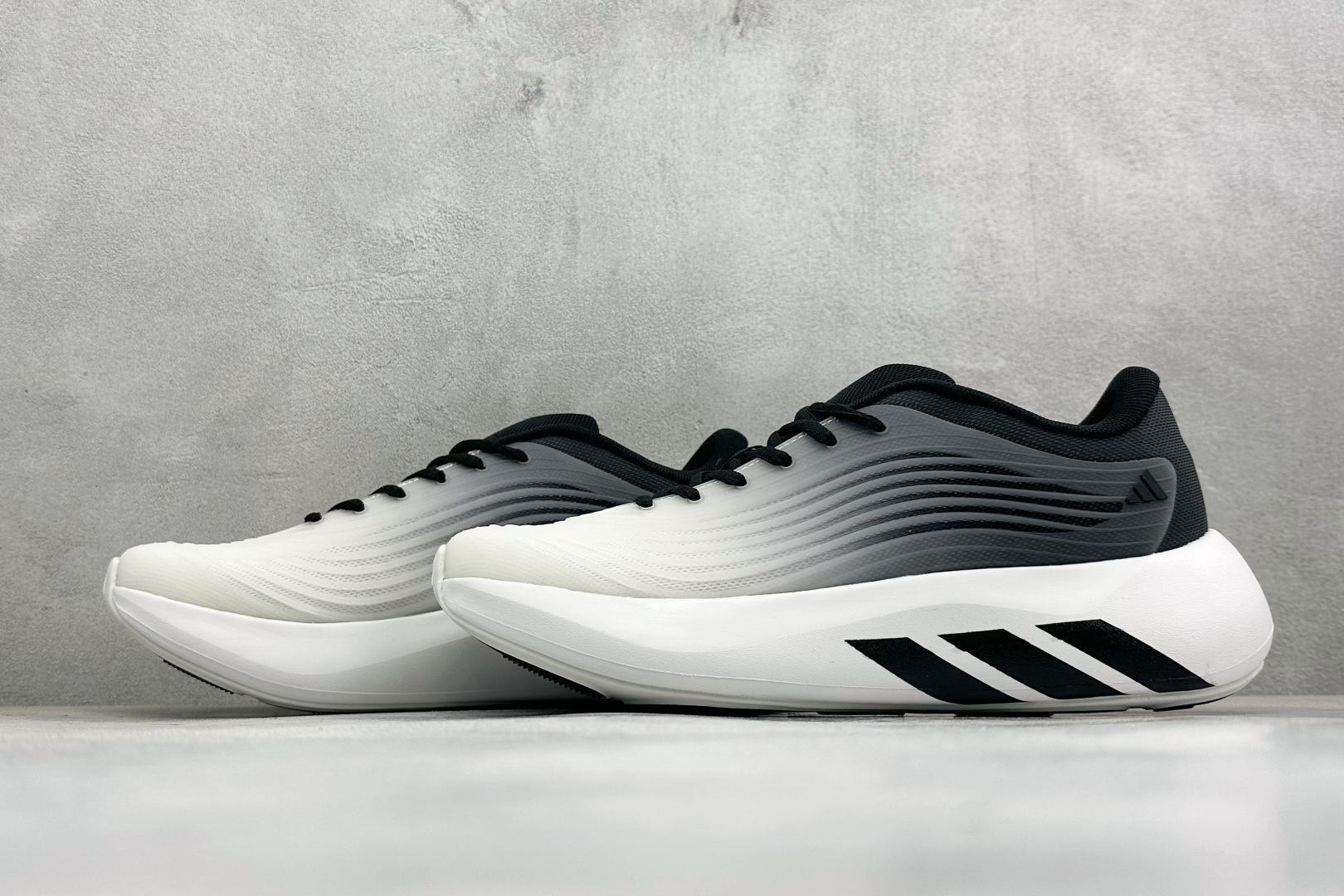 TF版ADIDAS 阿迪舒适百搭防滑耐磨 低帮休闲跑步鞋 中底配置方面搭载全掌Lightstrike Pro 鞋面采用透