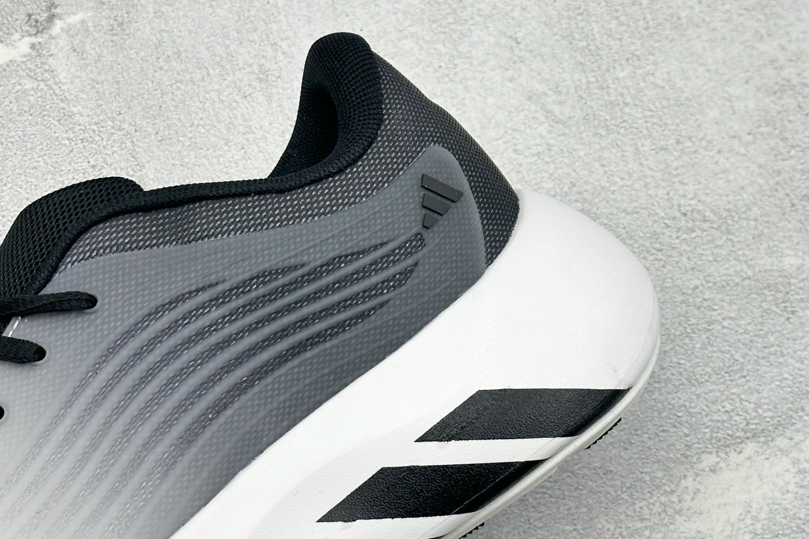 TF版ADIDAS 阿迪舒适百搭防滑耐磨 低帮休闲跑步鞋 中底配置方面搭载全掌Lightstrike Pro 鞋面采用透