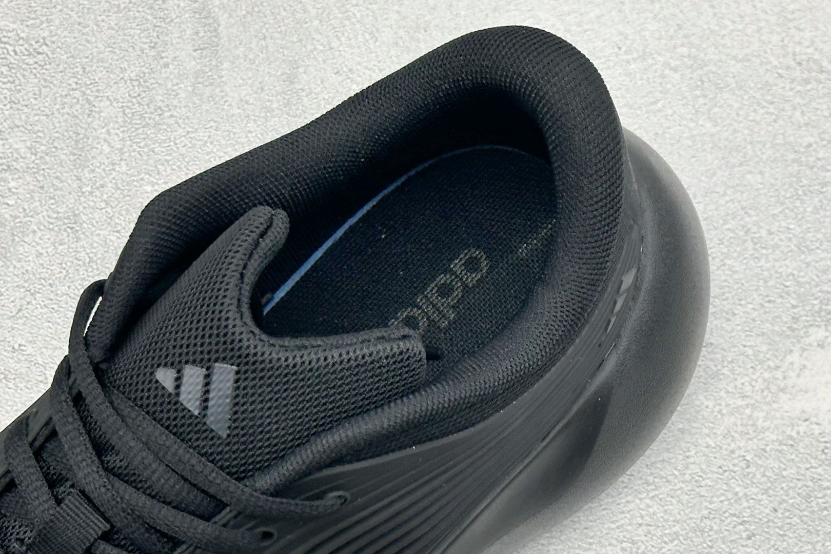 TF版ADIDAS 阿迪舒适百搭防滑耐磨 低帮休闲跑步鞋 中底配置方面搭载全掌Lightstrike Pro 鞋面采用透 TF版ADIDAS 阿迪舒适百搭防滑耐磨 低帮休闲跑步鞋 中底配置方面搭载全掌Lightstrike Pro 鞋面采用透