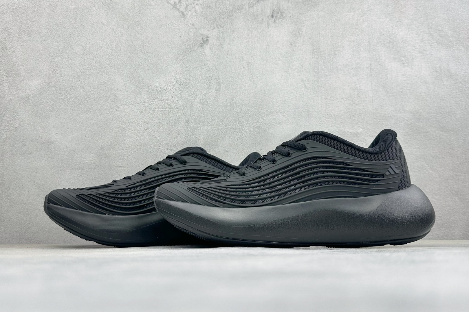TF版ADIDAS 阿迪舒适百搭防滑耐磨 低帮休闲跑步鞋 中底配置方面搭载全掌Lightstrike Pro 鞋面采用透 TF版ADIDAS 阿迪舒适百搭防滑耐磨 低帮休闲跑步鞋 中底配置方面搭载全掌Lightstrike Pro 鞋面采用透