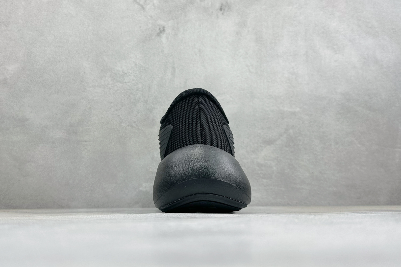 TF版ADIDAS 阿迪舒适百搭防滑耐磨 低帮休闲跑步鞋 中底配置方面搭载全掌Lightstrike Pro 鞋面采用透 TF版ADIDAS 阿迪舒适百搭防滑耐磨 低帮休闲跑步鞋 中底配置方面搭载全掌Lightstrike Pro 鞋面采用透