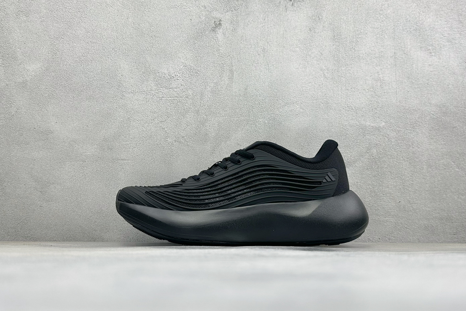 TF版ADIDAS 阿迪舒适百搭防滑耐磨 低帮休闲跑步鞋 中底配置方面搭载全掌Lightstrike Pro 鞋面采用透 TF版ADIDAS 阿迪舒适百搭防滑耐磨 低帮休闲跑步鞋 中底配置方面搭载全掌Lightstrike Pro 鞋面采用透