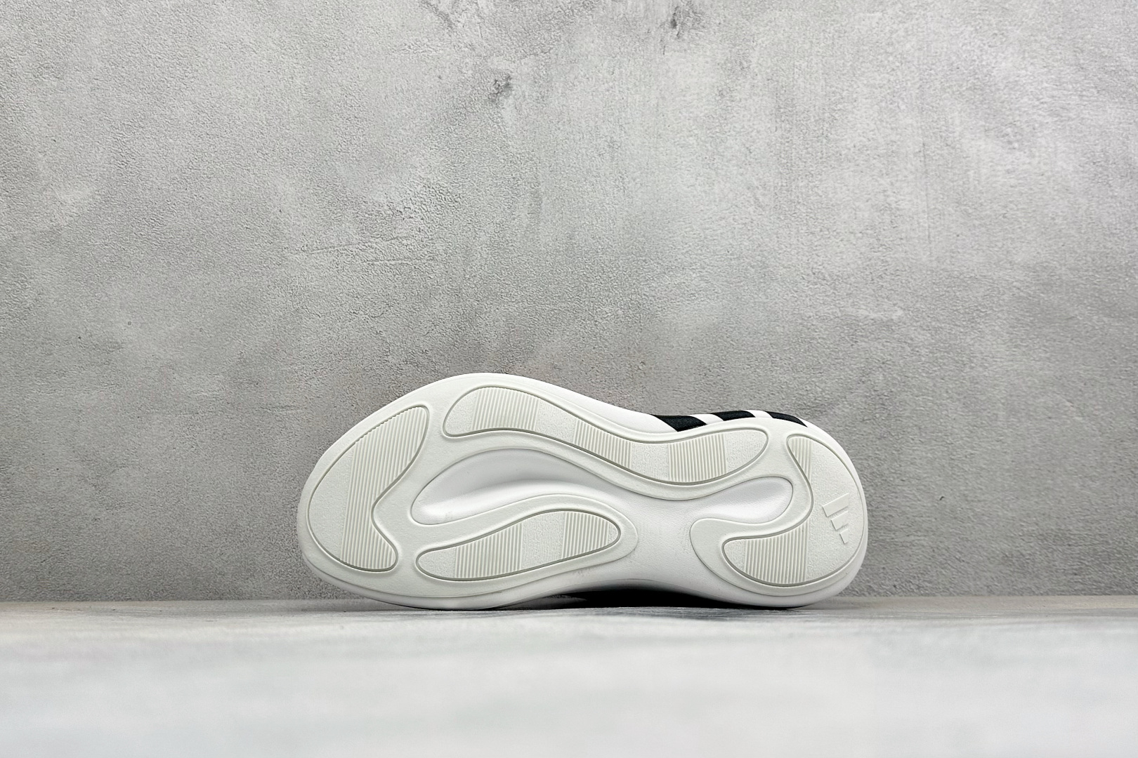 TF版ADIDAS 阿迪舒适百搭防滑耐磨 低帮休闲跑步鞋 中底配置方面搭载全掌Lightstrike Pro 鞋面采用透 TF版ADIDAS 阿迪舒适百搭防滑耐磨 低帮休闲跑步鞋 中底配置方面搭载全掌Lightstrike Pro 鞋面采用透