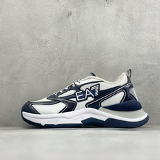 Emporio Armani EA7 舒适百搭系带低帮休闲跑步鞋 承袭阿玛尼经典设计基因,以简约利落低帮廓形,融合运动机 Emporio Armani EA7 舒适百搭系带低帮休闲跑步鞋 承袭阿玛尼经典设计基因,以简约利落低帮廓形,融合运动机