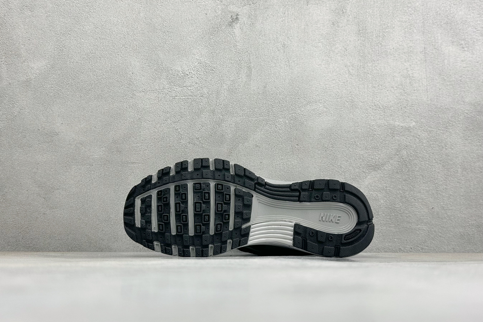 Nike P-9000 复古休闲 耐克 低帮休闲城市通勤跑步鞋 货号: IZ4751-103 尺码: 36-45 