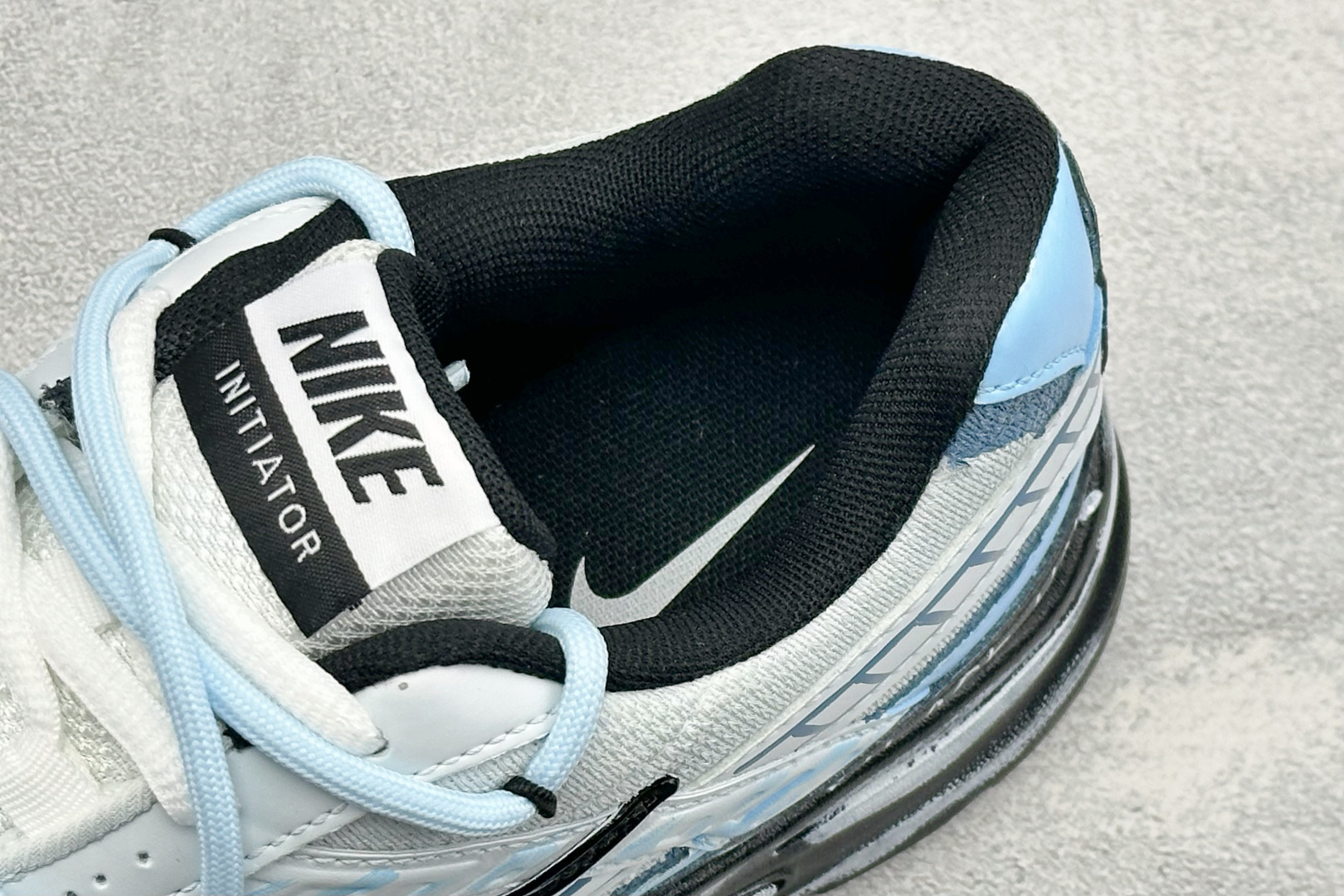 NIKE INITIATOR创始者系列 复古休闲运动舒适跑鞋 采用透气网眼鞋面和支撑覆盖层,自然运动设计的Phlyon中 NIKE INITIATOR创始者系列 复古休闲运动舒适跑鞋 采用透气网眼鞋面和支撑覆盖层,自然运动设计的Phlyon中