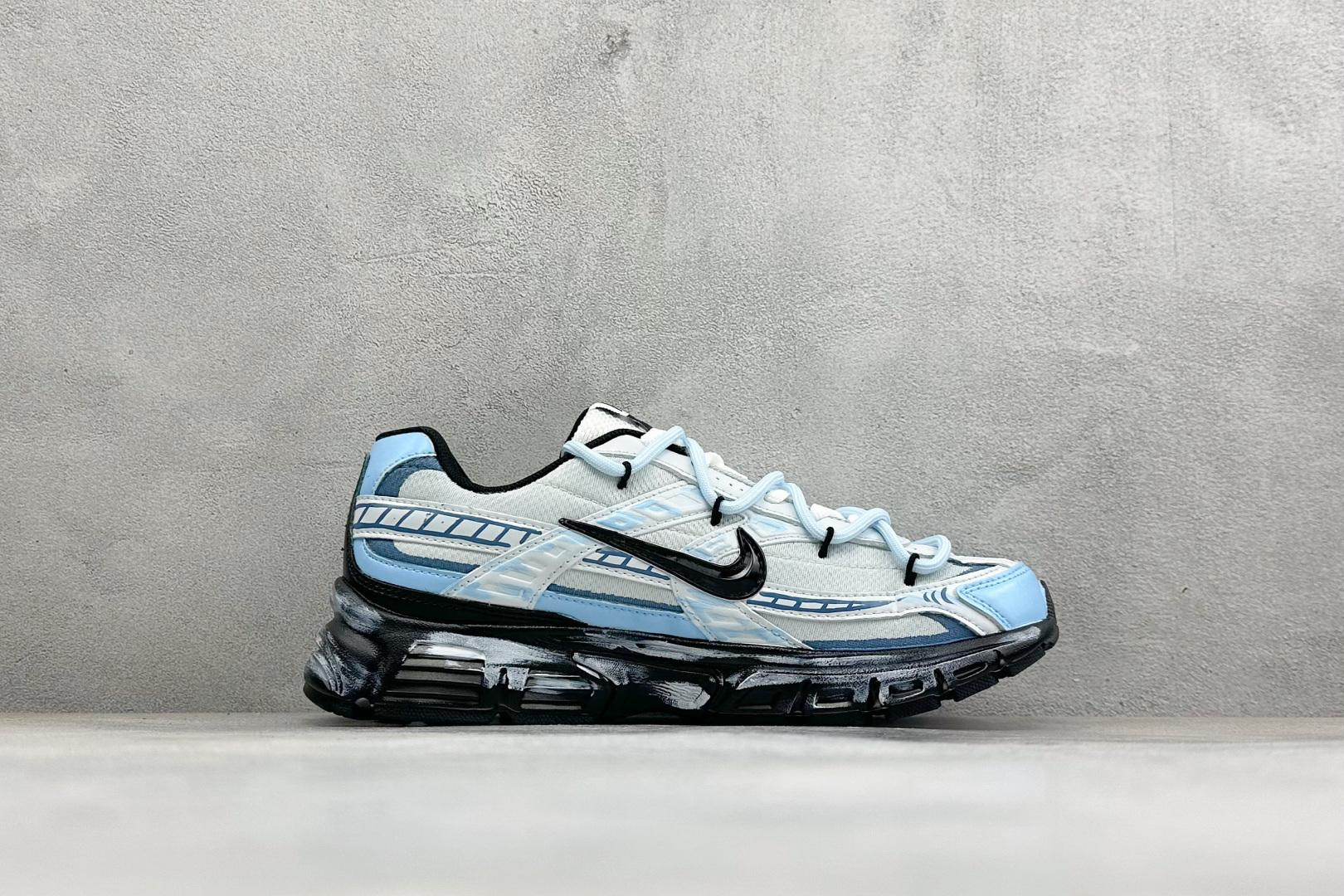 NIKE INITIATOR创始者系列 复古休闲运动舒适跑鞋 采用透气网眼鞋面和支撑覆盖层,自然运动设计的Phlyon中 NIKE INITIATOR创始者系列 复古休闲运动舒适跑鞋 采用透气网眼鞋面和支撑覆盖层,自然运动设计的Phlyon中