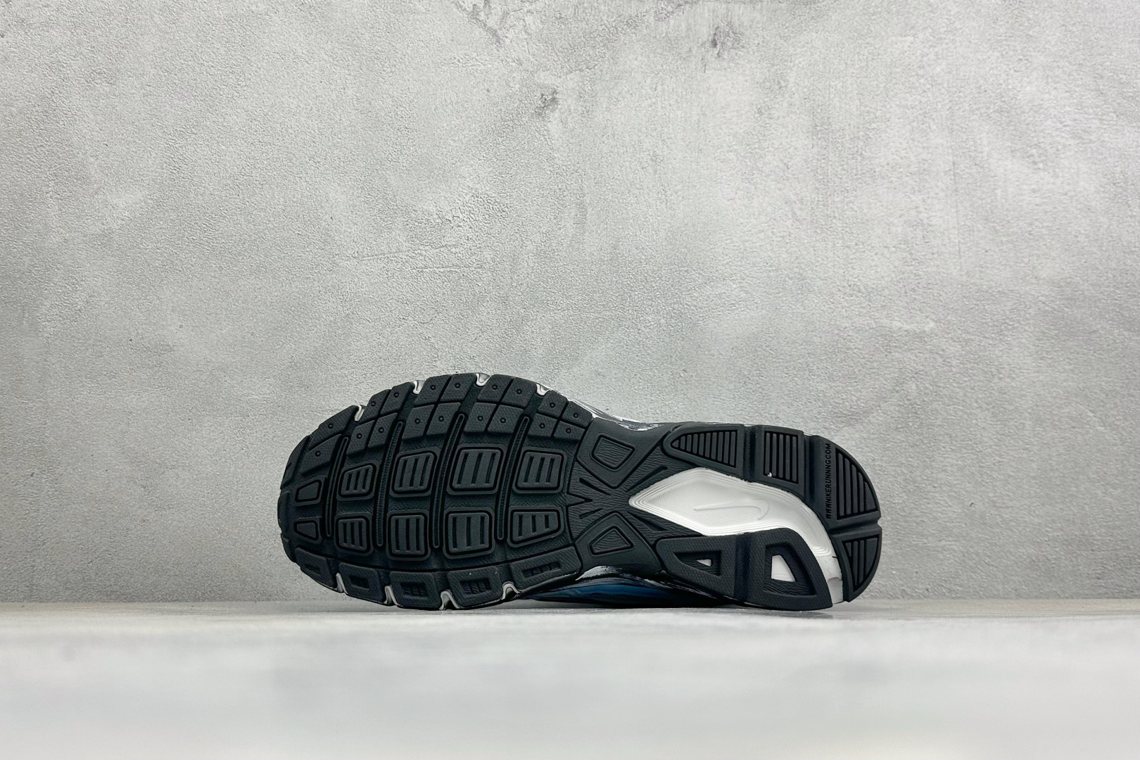 NIKE INITIATOR创始者系列 复古休闲运动舒适跑鞋 采用透气网眼鞋面和支撑覆盖层,自然运动设计的Phlyon中 NIKE INITIATOR创始者系列 复古休闲运动舒适跑鞋 采用透气网眼鞋面和支撑覆盖层,自然运动设计的Phlyon中