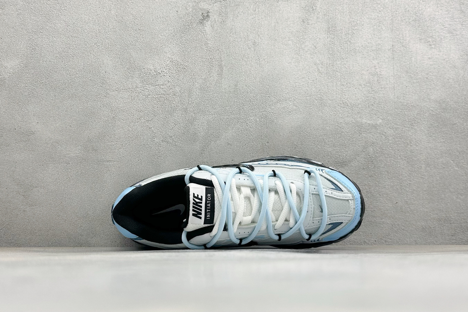 NIKE INITIATOR创始者系列 复古休闲运动舒适跑鞋 采用透气网眼鞋面和支撑覆盖层,自然运动设计的Phlyon中 NIKE INITIATOR创始者系列 复古休闲运动舒适跑鞋 采用透气网眼鞋面和支撑覆盖层,自然运动设计的Phlyon中