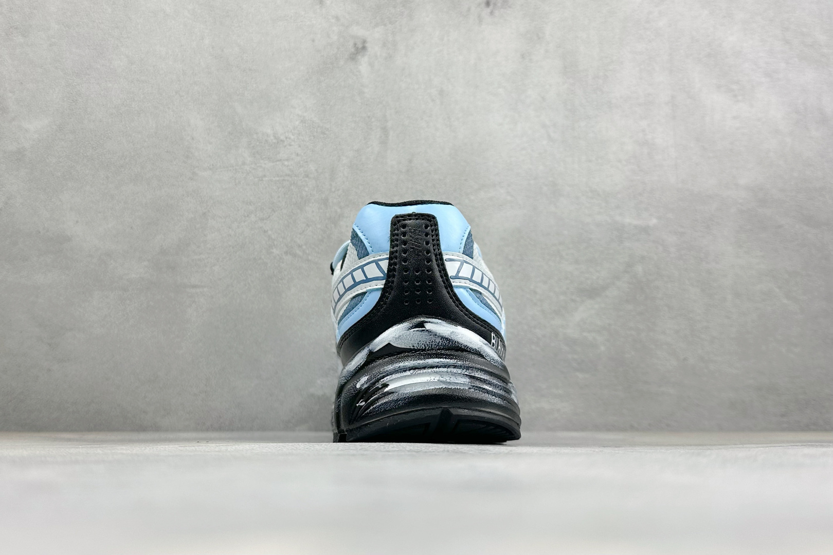 NIKE INITIATOR创始者系列 复古休闲运动舒适跑鞋 采用透气网眼鞋面和支撑覆盖层,自然运动设计的Phlyon中 NIKE INITIATOR创始者系列 复古休闲运动舒适跑鞋 采用透气网眼鞋面和支撑覆盖层,自然运动设计的Phlyon中