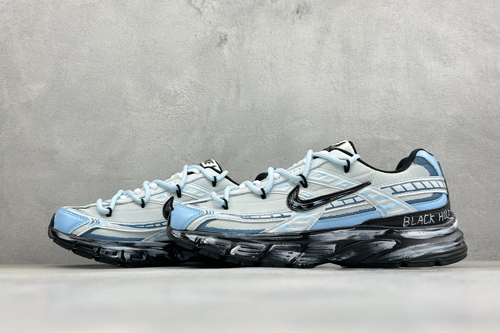 NIKE INITIATOR创始者系列 复古休闲运动舒适跑鞋 采用透气网眼鞋面和支撑覆盖层,自然运动设计的Phlyon中 NIKE INITIATOR创始者系列 复古休闲运动舒适跑鞋 采用透气网眼鞋面和支撑覆盖层,自然运动设计的Phlyon中