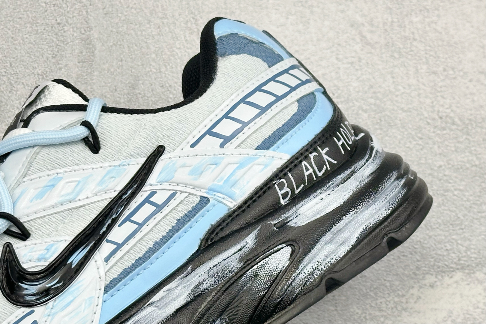 NIKE INITIATOR创始者系列 复古休闲运动舒适跑鞋 采用透气网眼鞋面和支撑覆盖层,自然运动设计的Phlyon中 NIKE INITIATOR创始者系列 复古休闲运动舒适跑鞋 采用透气网眼鞋面和支撑覆盖层,自然运动设计的Phlyon中