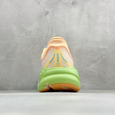 W版 HOKA ONE Bondi 9 机能缓震跑鞋 #鞋面部分采用工程网眼面料,可以确保必要的透气性能。使用了全新的莱 W版 HOKA ONE Bondi 9 机能缓震跑鞋 #鞋面部分采用工程网眼面料,可以确保必要的透气性能。使用了全新的莱