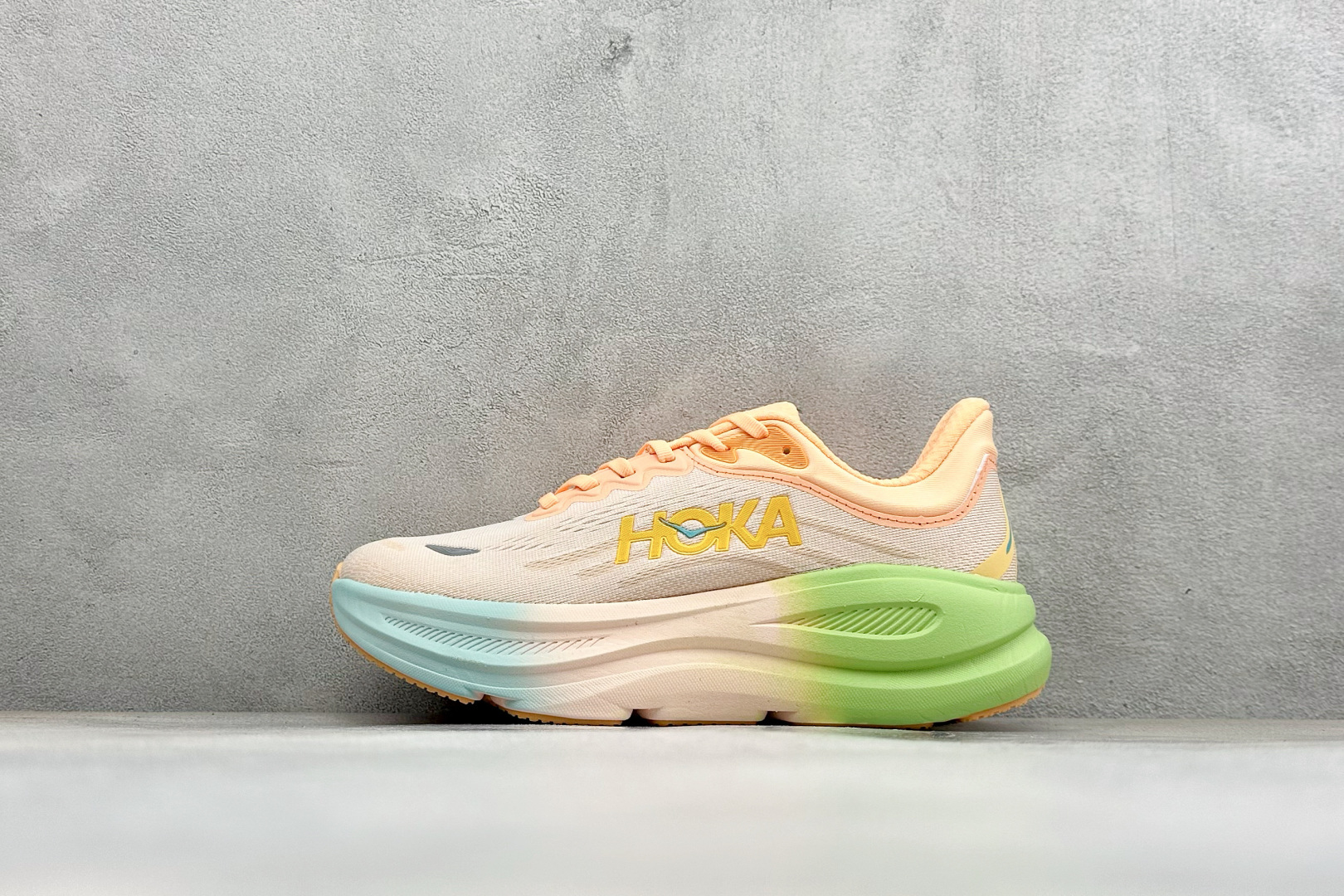 W版 HOKA ONE Bondi 9 机能缓震跑鞋 #鞋面部分采用工程网眼面料,可以确保必要的透气性能。使用了全新的莱 W版 HOKA ONE Bondi 9 机能缓震跑鞋 #鞋面部分采用工程网眼面料,可以确保必要的透气性能。使用了全新的莱