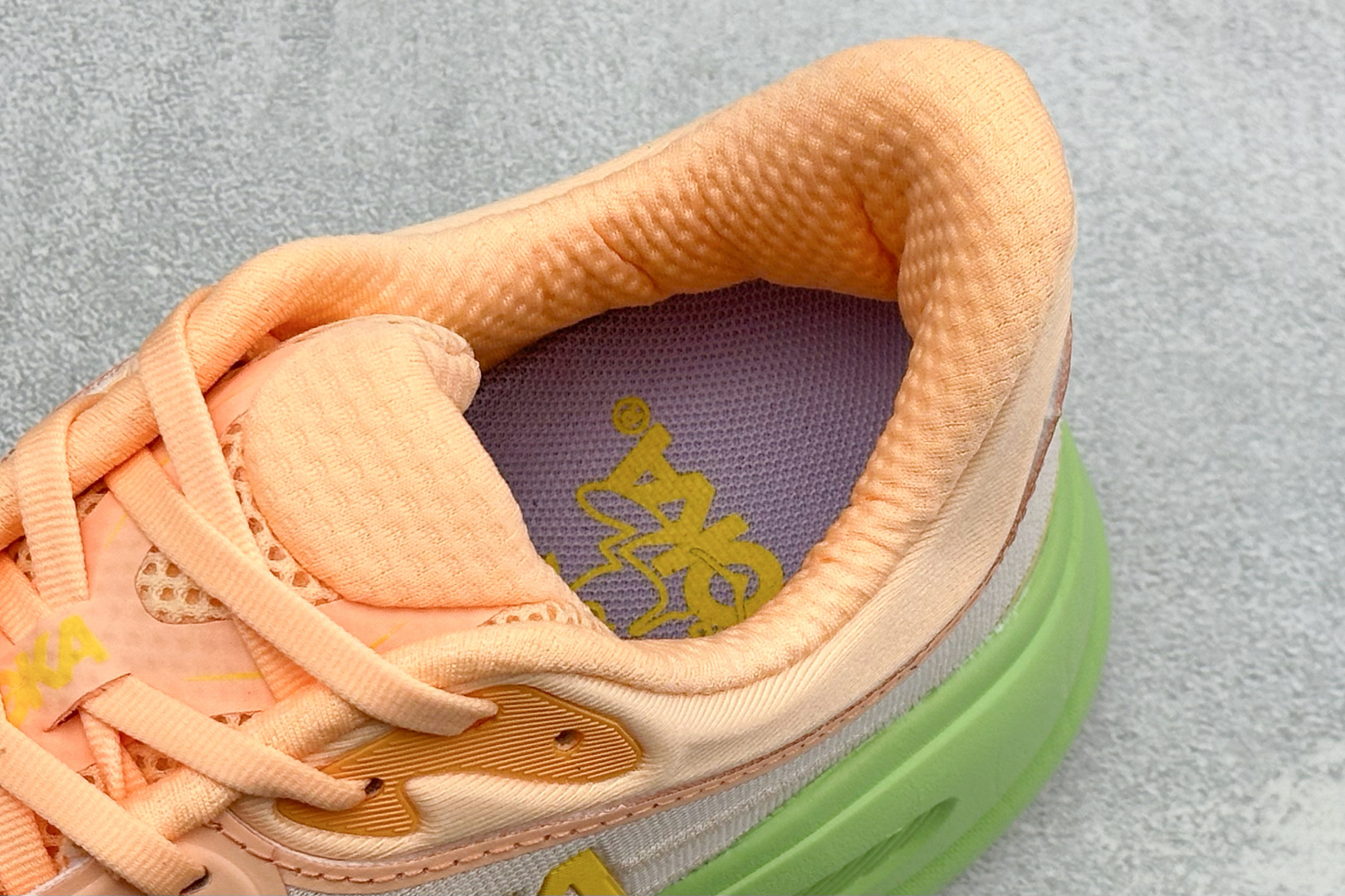 W版 HOKA ONE Bondi 9 机能缓震跑鞋 #鞋面部分采用工程网眼面料,可以确保必要的透气性能。使用了全新的莱 W版 HOKA ONE Bondi 9 机能缓震跑鞋 #鞋面部分采用工程网眼面料,可以确保必要的透气性能。使用了全新的莱