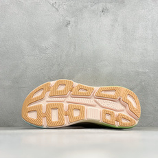 W版 HOKA ONE Bondi 9 机能缓震跑鞋 #鞋面部分采用工程网眼面料,可以确保必要的透气性能。使用了全新的莱 W版 HOKA ONE Bondi 9 机能缓震跑鞋 #鞋面部分采用工程网眼面料,可以确保必要的透气性能。使用了全新的莱