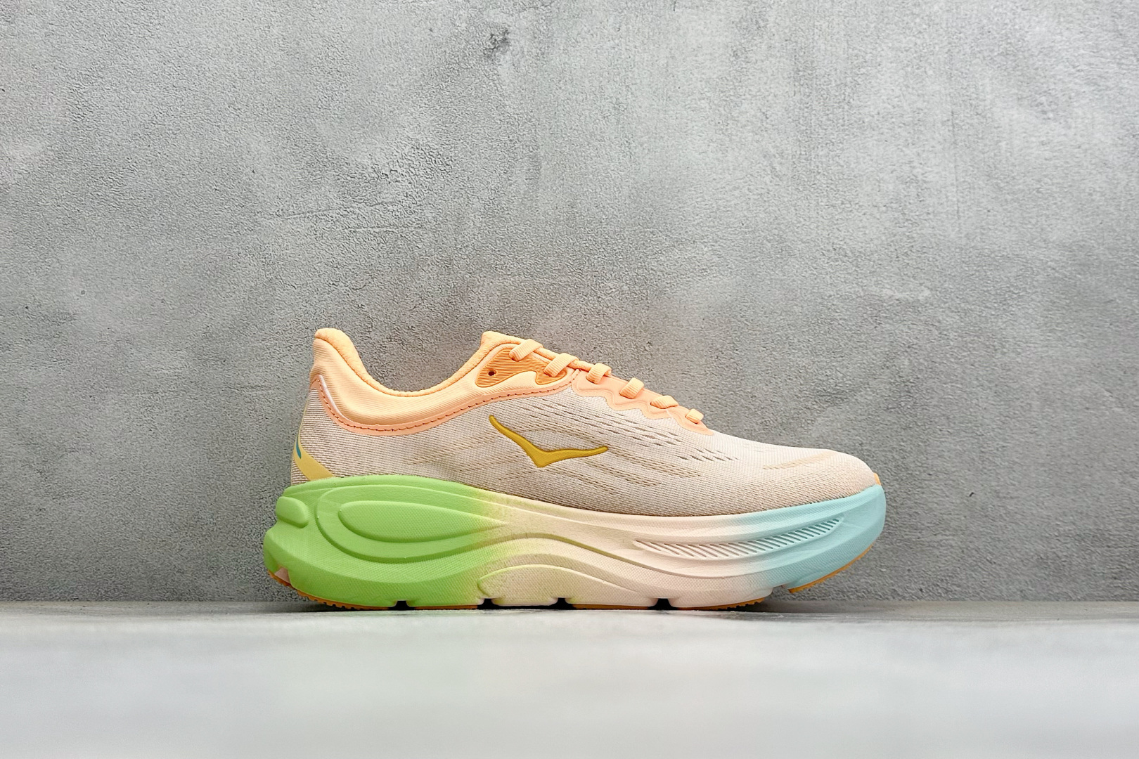 W版 HOKA ONE Bondi 9 机能缓震跑鞋 #鞋面部分采用工程网眼面料,可以确保必要的透气性能。使用了全新的莱 W版 HOKA ONE Bondi 9 机能缓震跑鞋 #鞋面部分采用工程网眼面料,可以确保必要的透气性能。使用了全新的莱