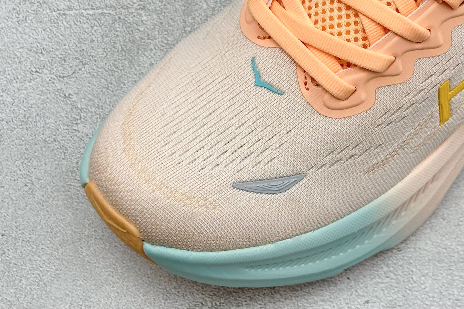 W版 HOKA ONE Bondi 9 机能缓震跑鞋 #鞋面部分采用工程网眼面料,可以确保必要的透气性能。使用了全新的莱 W版 HOKA ONE Bondi 9 机能缓震跑鞋 #鞋面部分采用工程网眼面料,可以确保必要的透气性能。使用了全新的莱