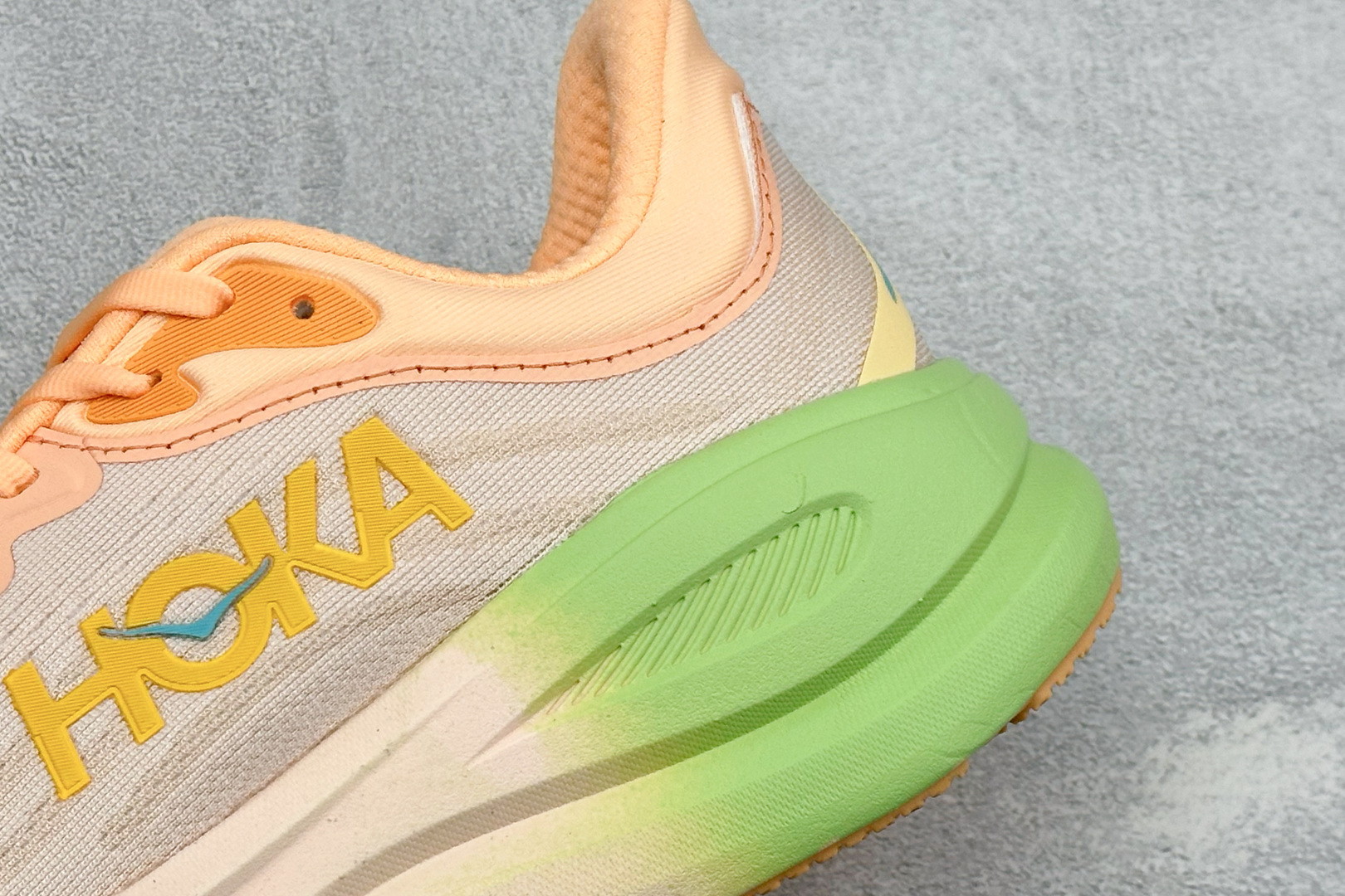 W版 HOKA ONE Bondi 9 机能缓震跑鞋 #鞋面部分采用工程网眼面料,可以确保必要的透气性能。使用了全新的莱 W版 HOKA ONE Bondi 9 机能缓震跑鞋 #鞋面部分采用工程网眼面料,可以确保必要的透气性能。使用了全新的莱
