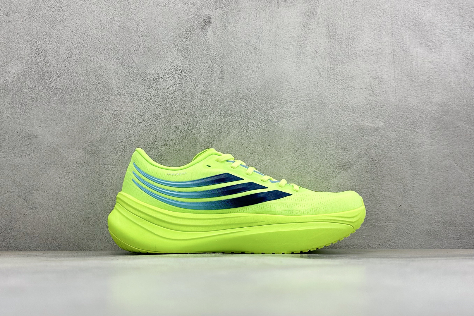 ADIDAS SUPERNOVA RISE 4M 防滑耐磨舒适跑步鞋 采用Dreamstrike+中底，力求为触地添舒适