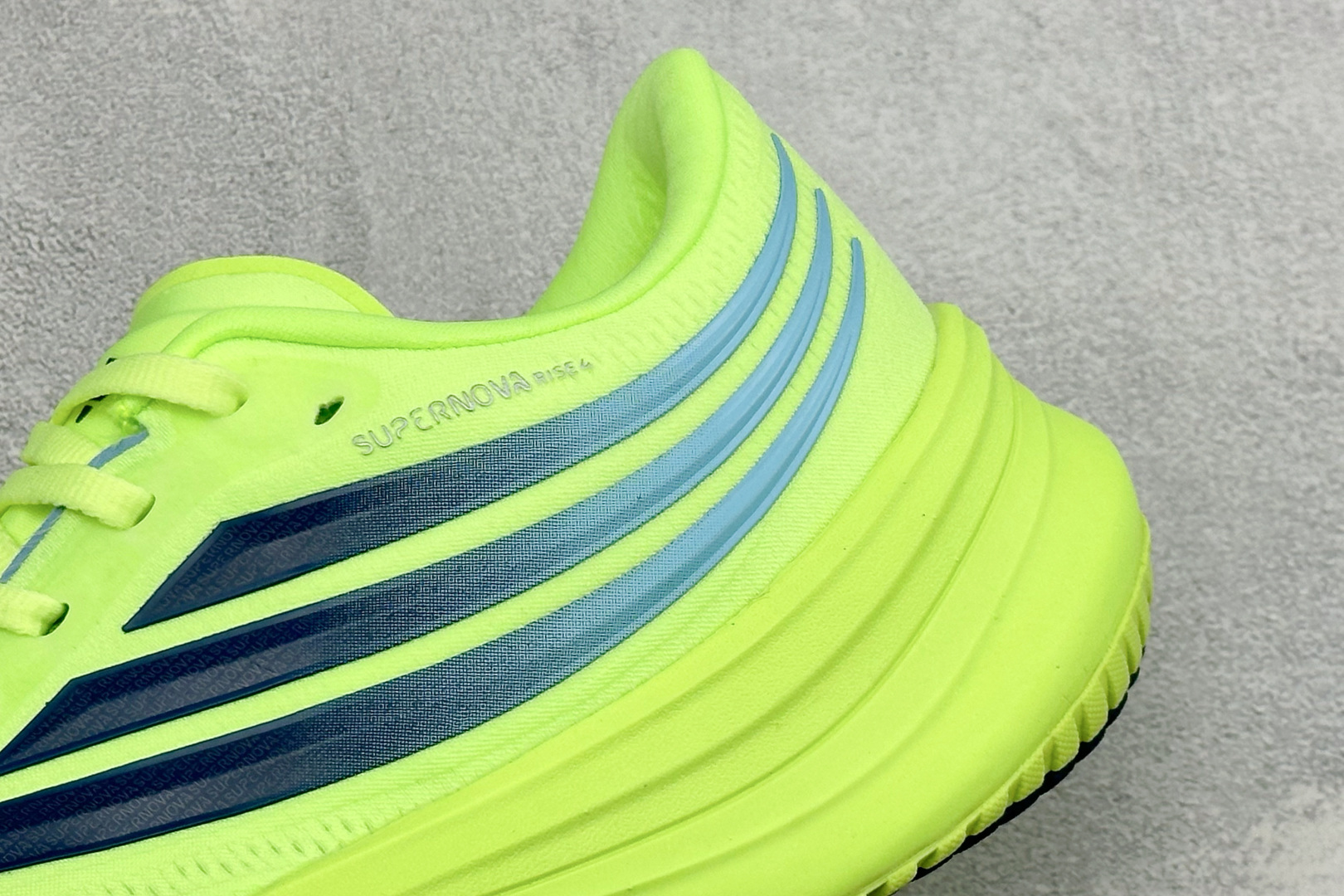 ADIDAS SUPERNOVA RISE 4M 防滑耐磨舒适跑步鞋 采用Dreamstrike+中底，力求为触地添舒适