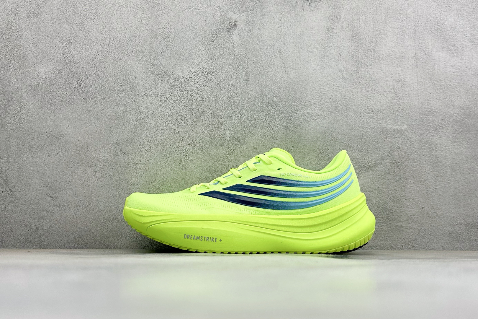 ADIDAS SUPERNOVA RISE 4M 防滑耐磨舒适跑步鞋 采用Dreamstrike+中底，力求为触地添舒适