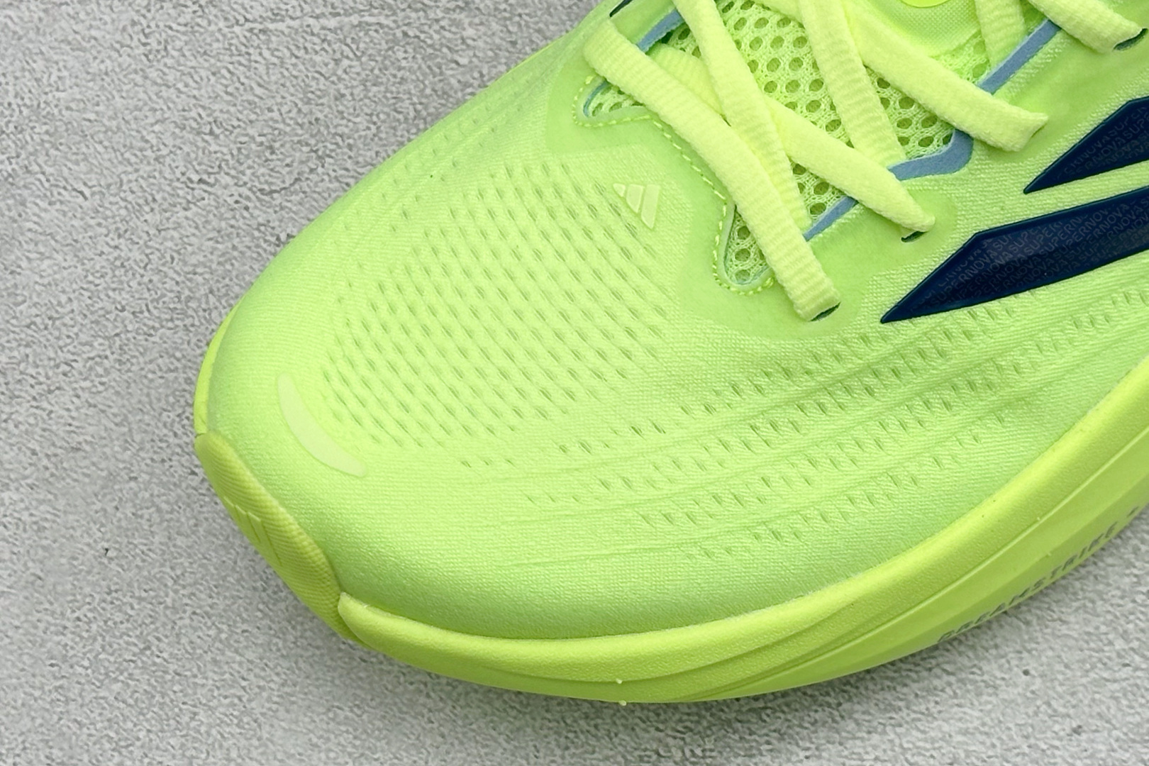 ADIDAS SUPERNOVA RISE 4M 防滑耐磨舒适跑步鞋 采用Dreamstrike+中底，力求为触地添舒适