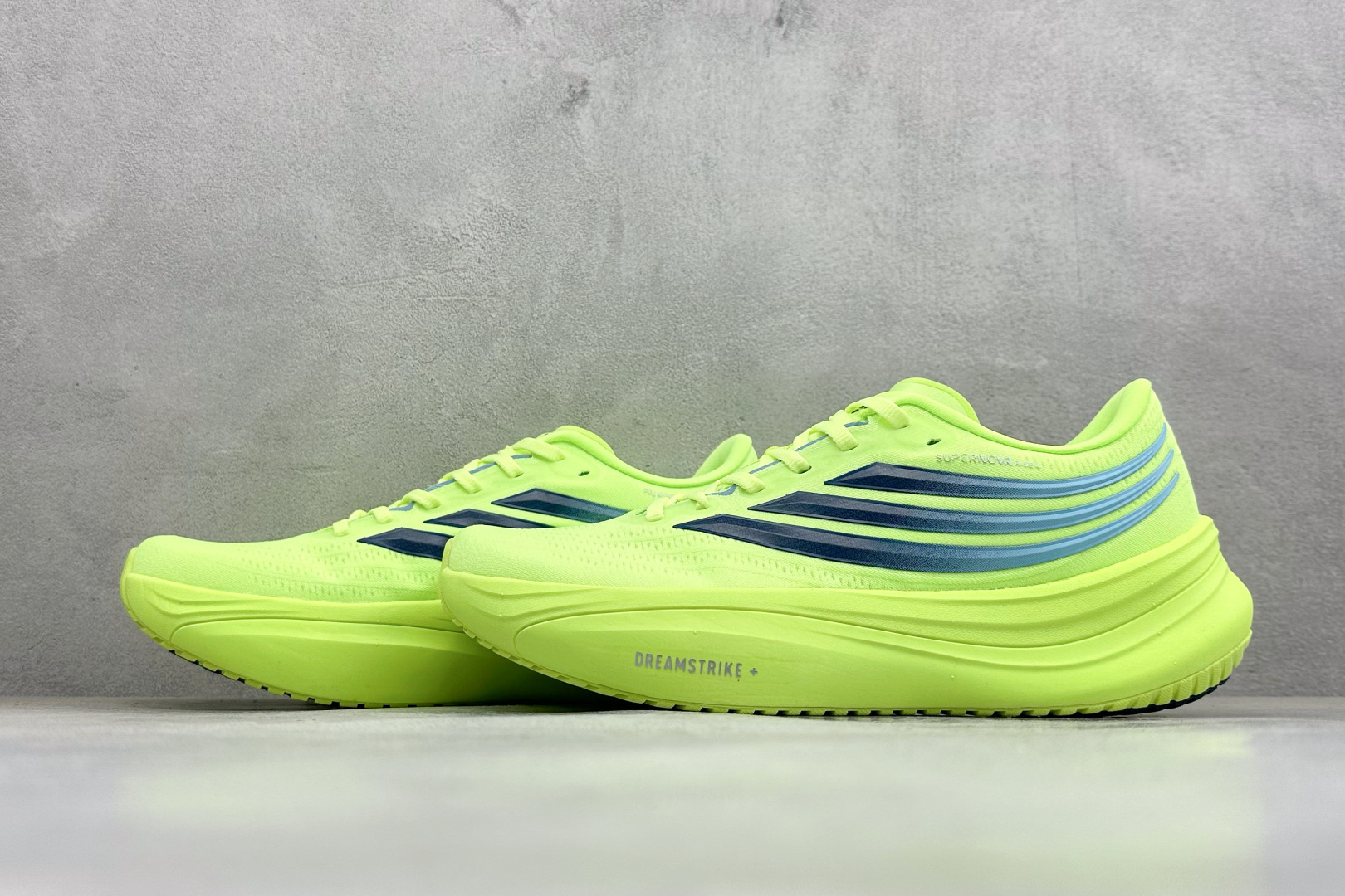 ADIDAS SUPERNOVA RISE 4M 防滑耐磨舒适跑步鞋 采用Dreamstrike+中底，力求为触地添舒适
