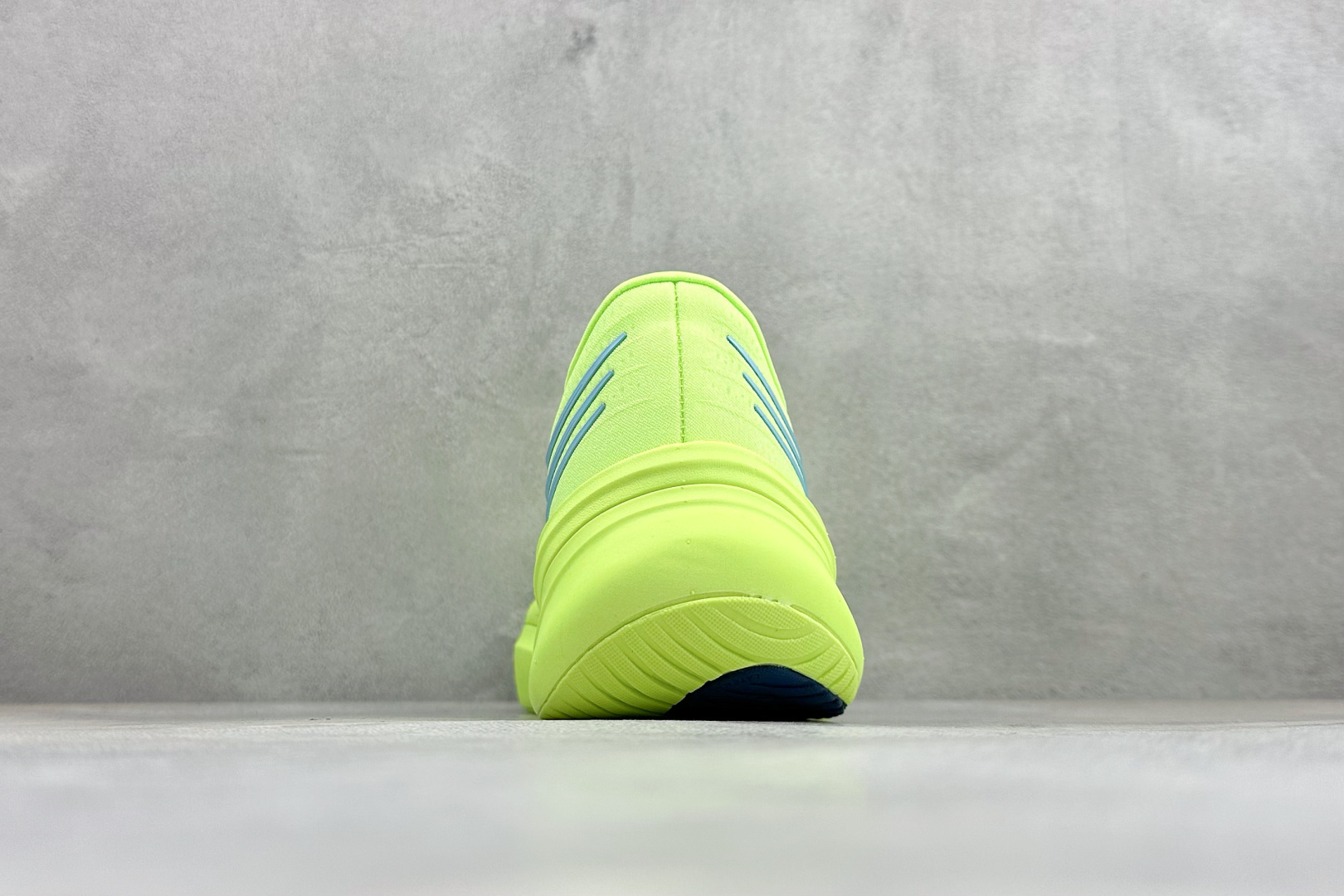 ADIDAS SUPERNOVA RISE 4M 防滑耐磨舒适跑步鞋 采用Dreamstrike+中底，力求为触地添舒适