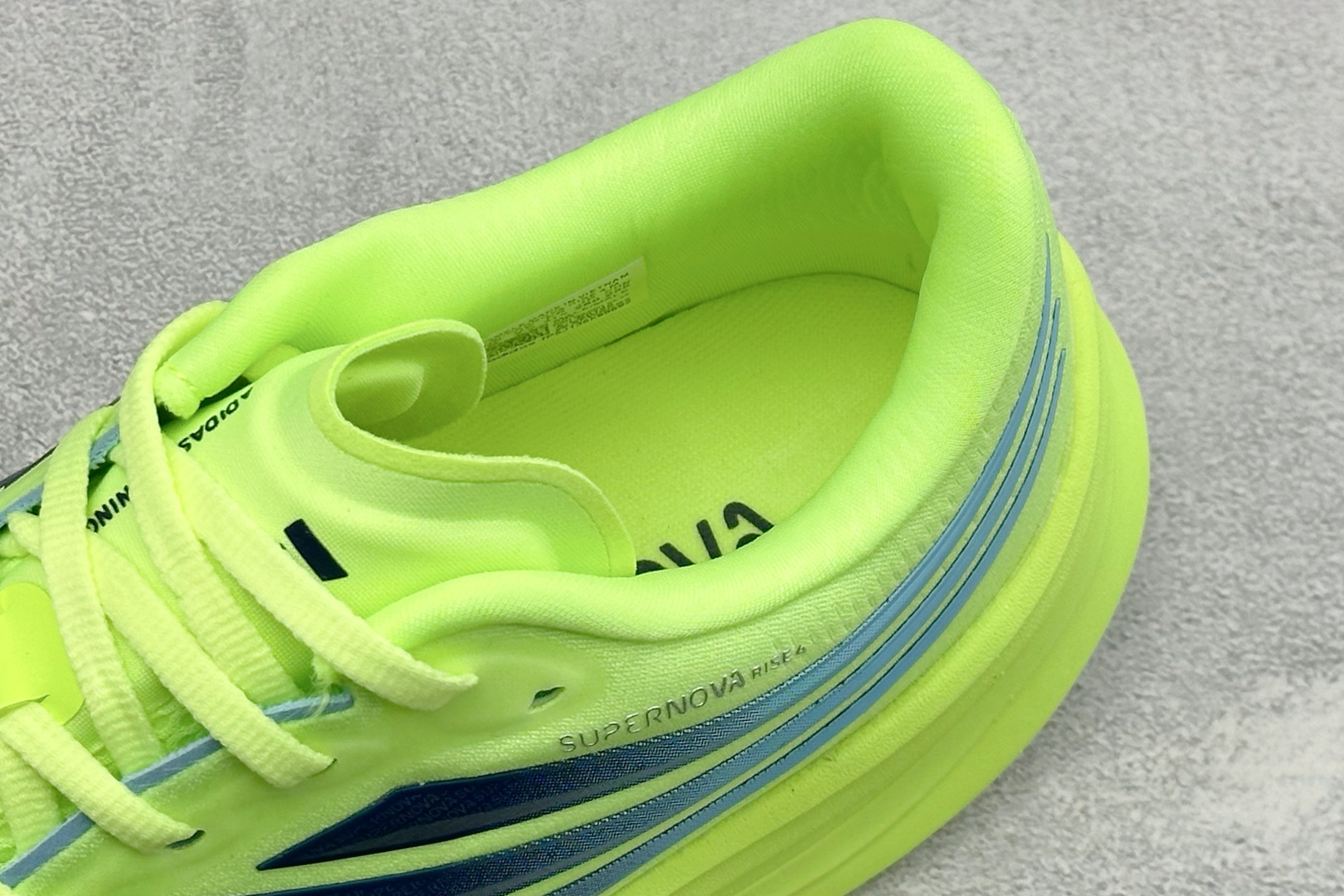 ADIDAS SUPERNOVA RISE 4M 防滑耐磨舒适跑步鞋 采用Dreamstrike+中底，力求为触地添舒适