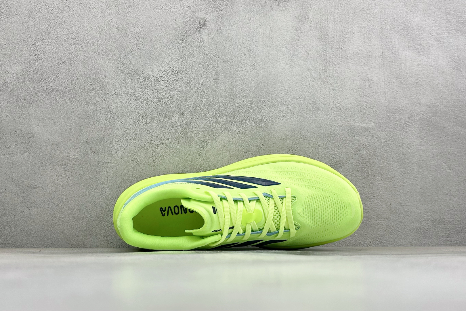 ADIDAS SUPERNOVA RISE 4M 防滑耐磨舒适跑步鞋 采用Dreamstrike+中底，力求为触地添舒适