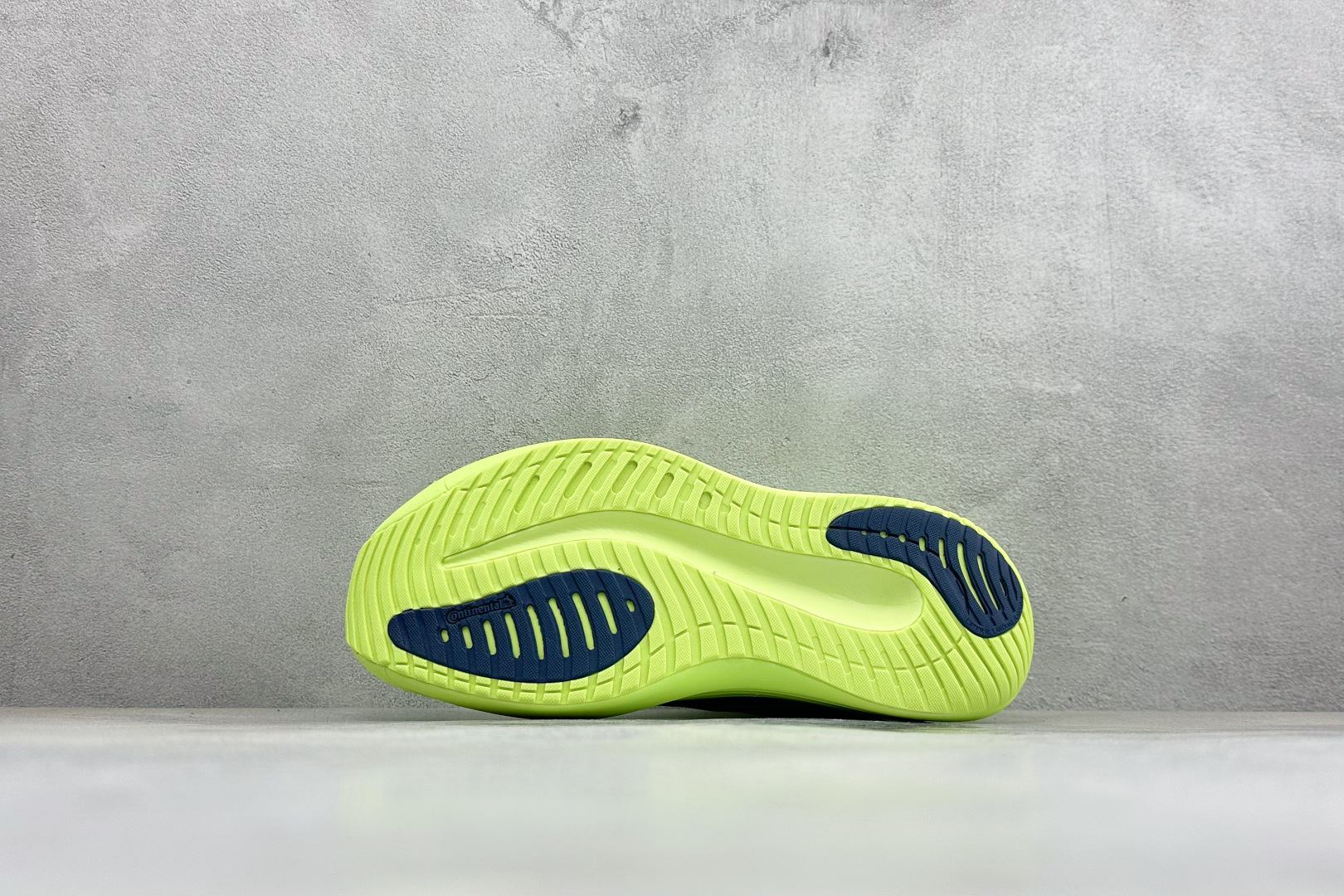 ADIDAS SUPERNOVA RISE 4M 防滑耐磨舒适跑步鞋 采用Dreamstrike+中底，力求为触地添舒适