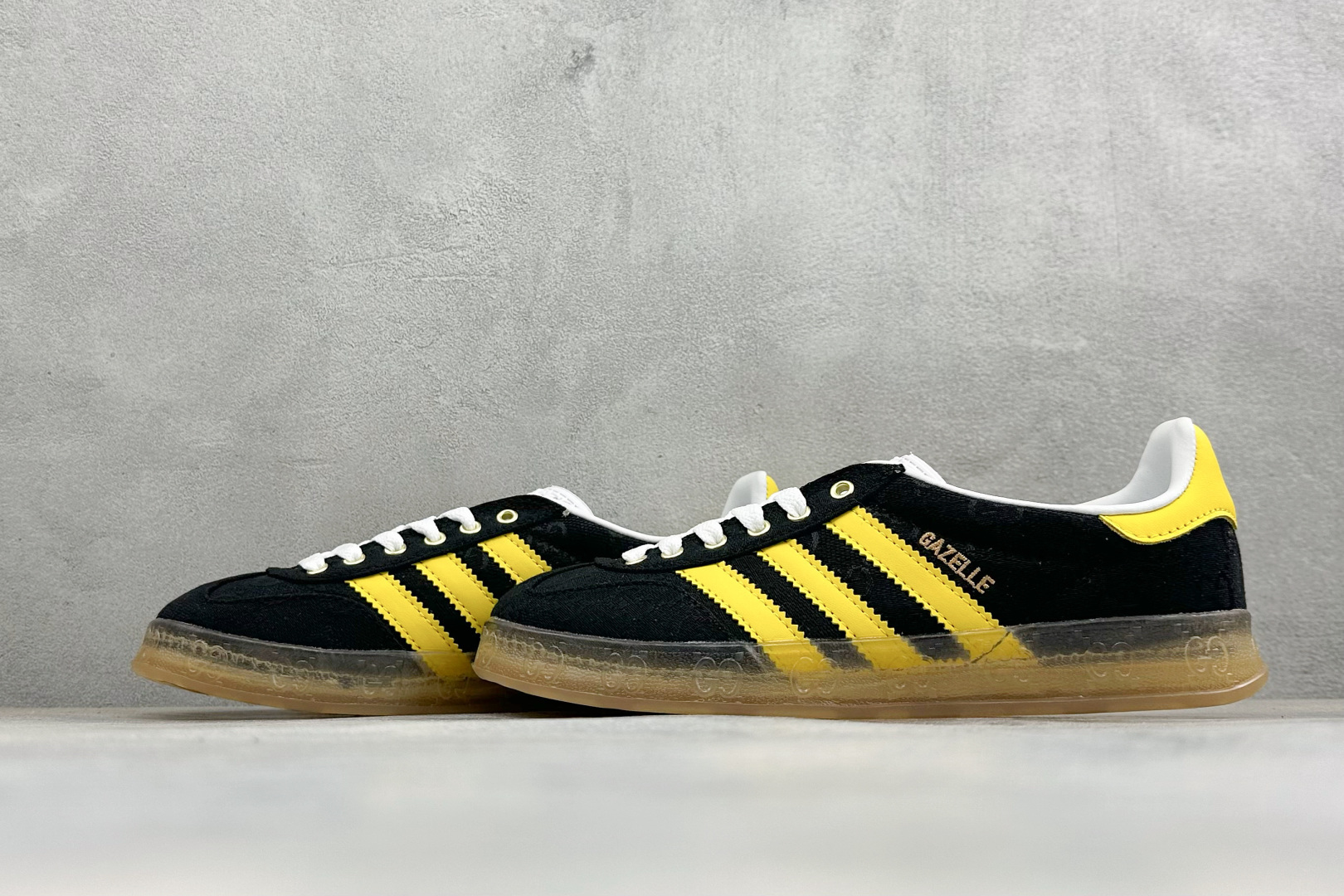 Adidas originals Samba OG x 古驰联名 桑巴舞系列复古经典轻便板鞋 此款以简约大方的造型设计 Adidas originals Samba OG x 古驰联名 桑巴舞系列复古经典轻便板鞋 此款以简约大方的造型设计