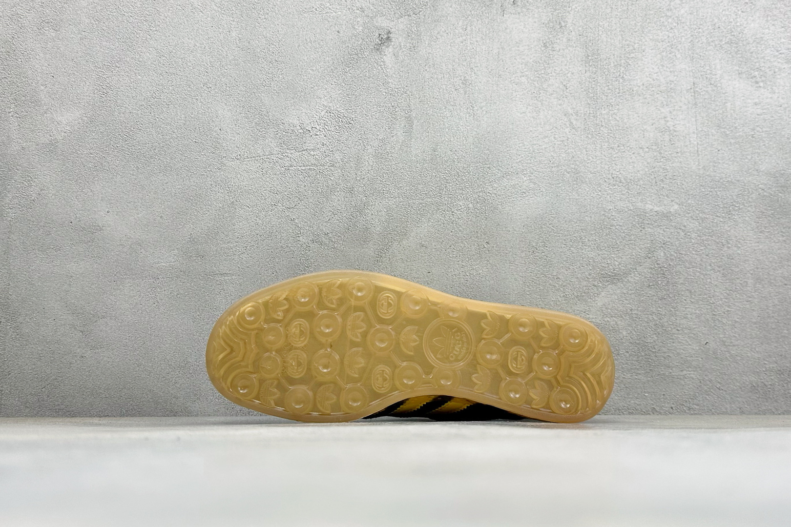 Adidas originals Samba OG x 古驰联名 桑巴舞系列复古经典轻便板鞋 此款以简约大方的造型设计 Adidas originals Samba OG x 古驰联名 桑巴舞系列复古经典轻便板鞋 此款以简约大方的造型设计