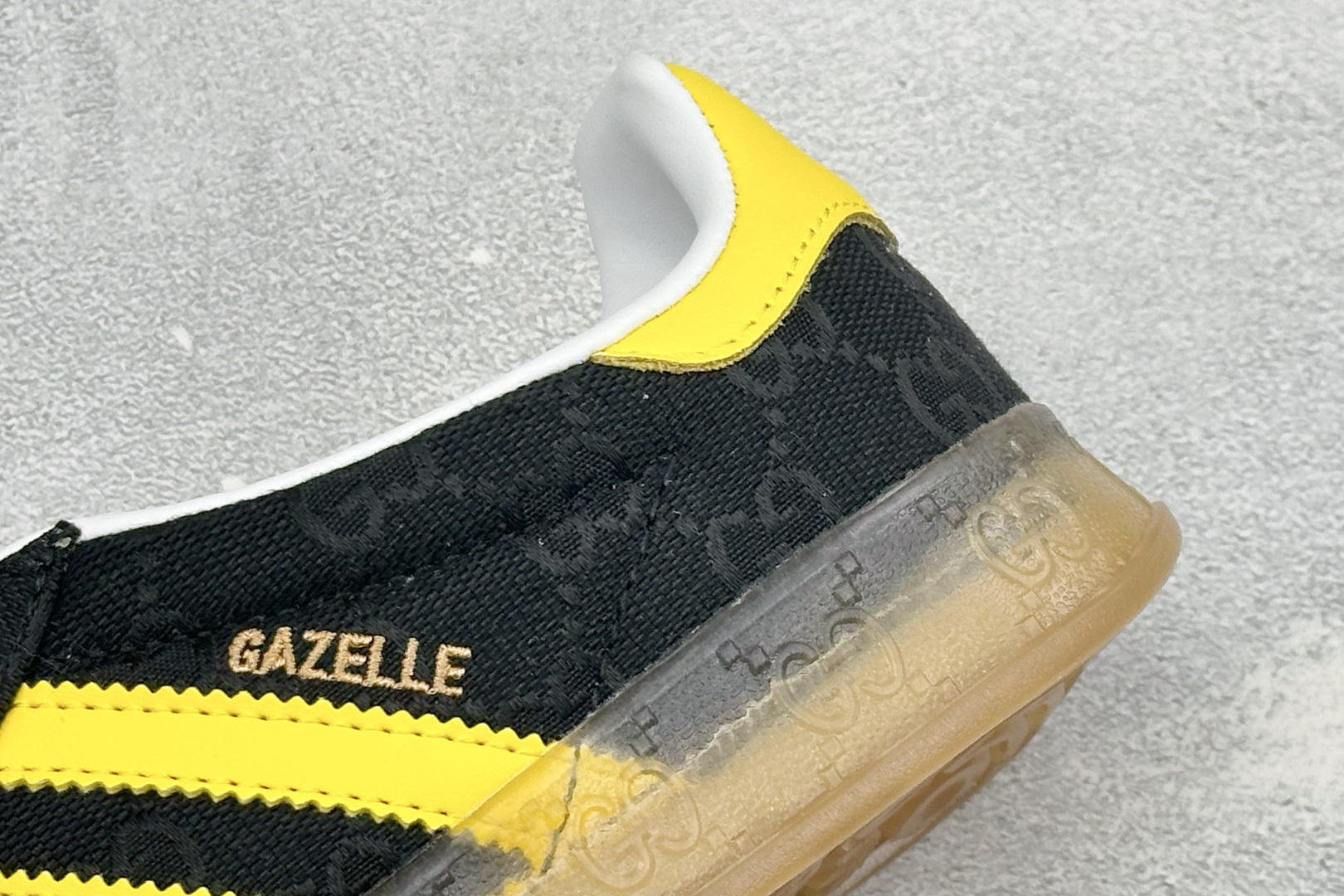 Adidas originals Samba OG x 古驰联名 桑巴舞系列复古经典轻便板鞋 此款以简约大方的造型设计 Adidas originals Samba OG x 古驰联名 桑巴舞系列复古经典轻便板鞋 此款以简约大方的造型设计