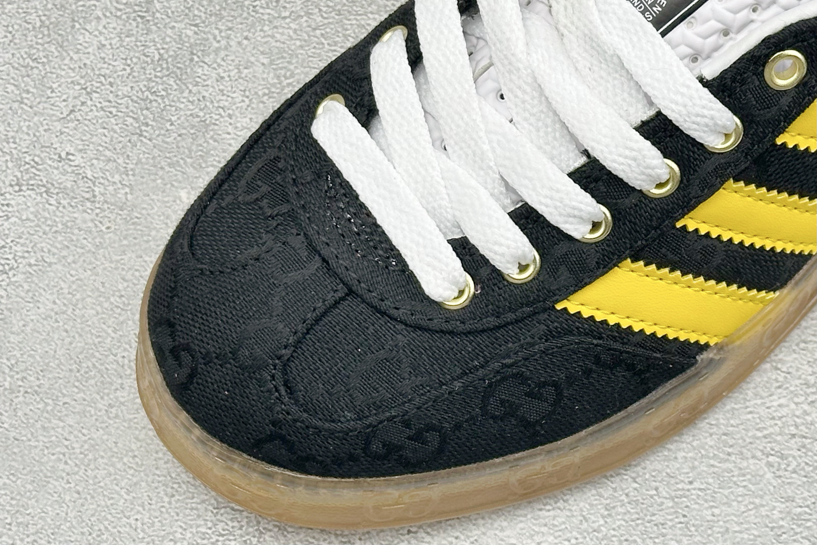 Adidas originals Samba OG x 古驰联名 桑巴舞系列复古经典轻便板鞋 此款以简约大方的造型设计 Adidas originals Samba OG x 古驰联名 桑巴舞系列复古经典轻便板鞋 此款以简约大方的造型设计