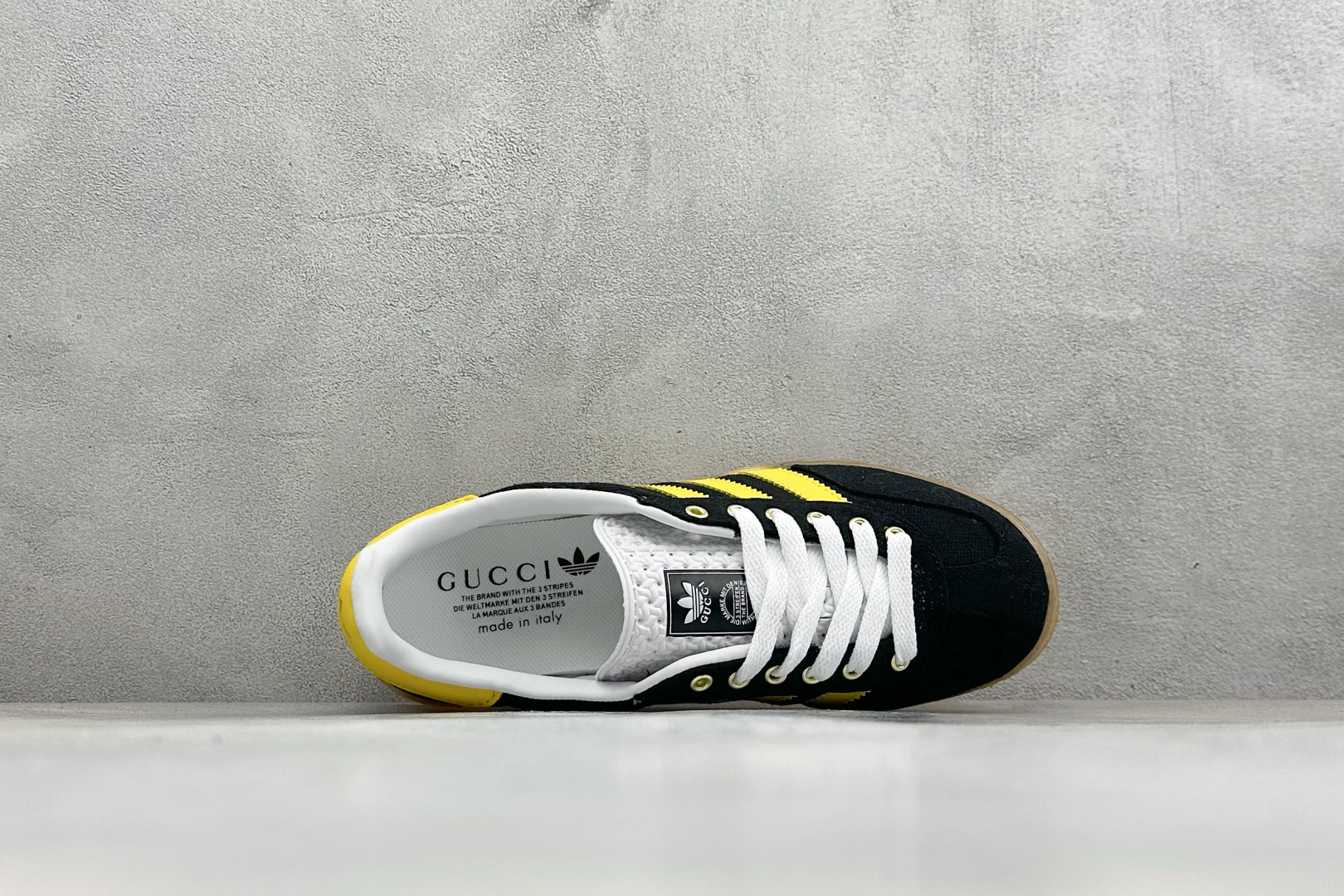 Adidas originals Samba OG x 古驰联名 桑巴舞系列复古经典轻便板鞋 此款以简约大方的造型设计 Adidas originals Samba OG x 古驰联名 桑巴舞系列复古经典轻便板鞋 此款以简约大方的造型设计
