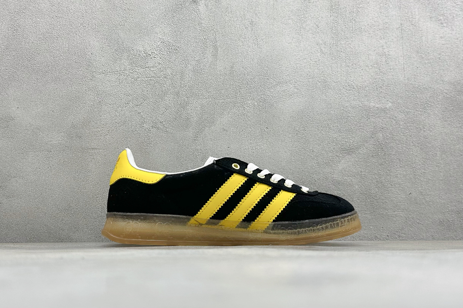 Adidas originals Samba OG x 古驰联名 桑巴舞系列复古经典轻便板鞋 此款以简约大方的造型设计 Adidas originals Samba OG x 古驰联名 桑巴舞系列复古经典轻便板鞋 此款以简约大方的造型设计