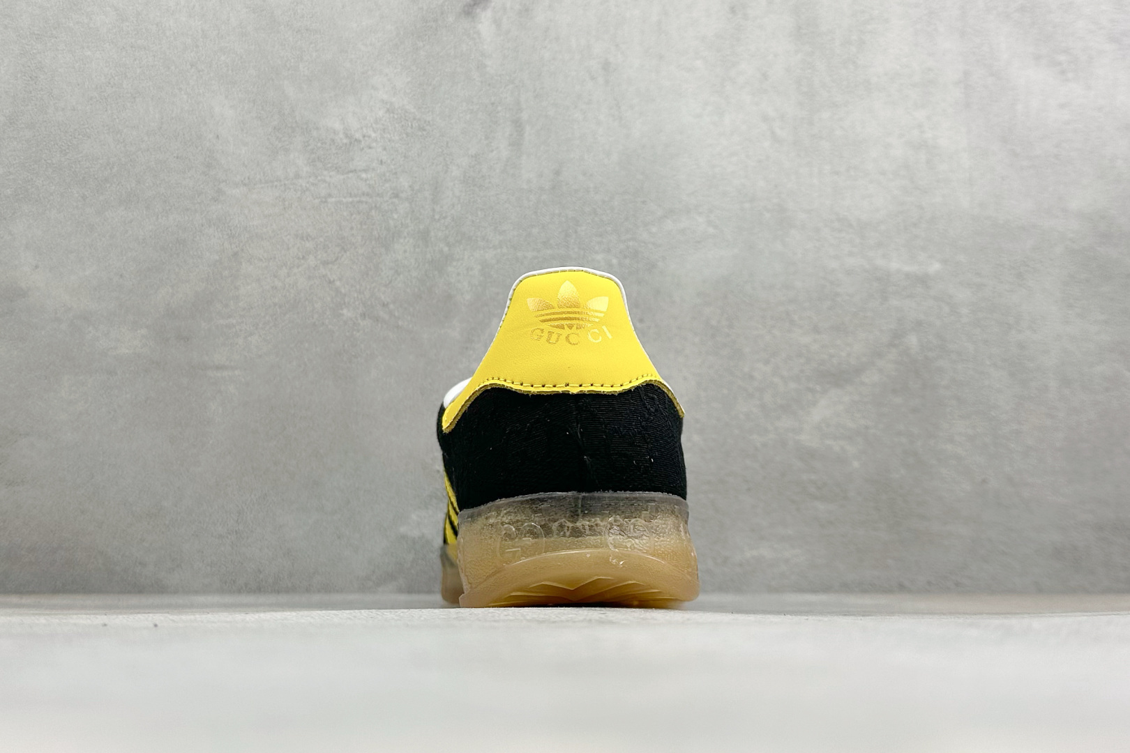 Adidas originals Samba OG x 古驰联名 桑巴舞系列复古经典轻便板鞋 此款以简约大方的造型设计 Adidas originals Samba OG x 古驰联名 桑巴舞系列复古经典轻便板鞋 此款以简约大方的造型设计