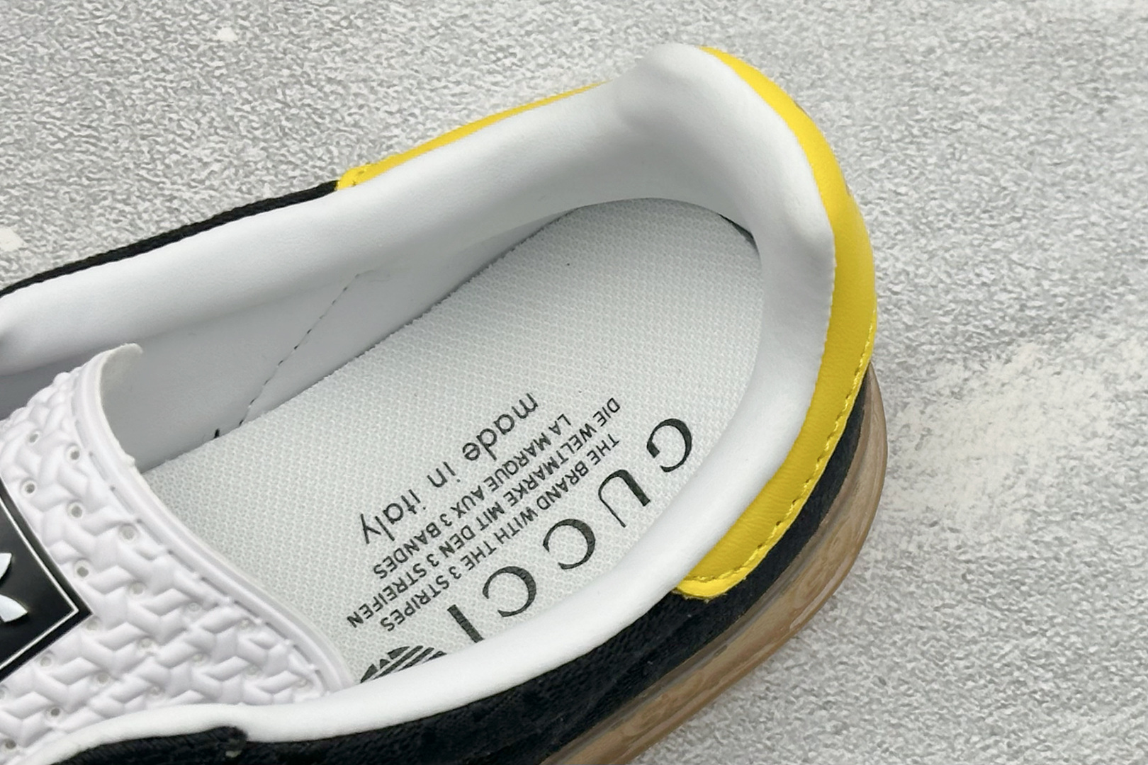 Adidas originals Samba OG x 古驰联名 桑巴舞系列复古经典轻便板鞋 此款以简约大方的造型设计 Adidas originals Samba OG x 古驰联名 桑巴舞系列复古经典轻便板鞋 此款以简约大方的造型设计